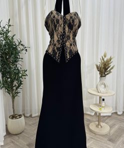 فستان سهرة أسود مزخرف تصميم أنثوي وفاخر للمناسبات