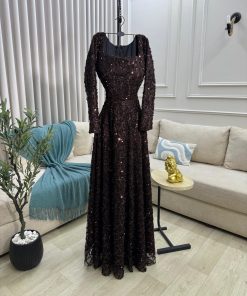 فستان سهرة بني مزخرف بالترتر تصميم فاخر وأنيق للمناسبات الراقية