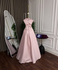 Alternative view of فستان سهرة وردي بقصة سترابلس مع فيونكة أنيقة