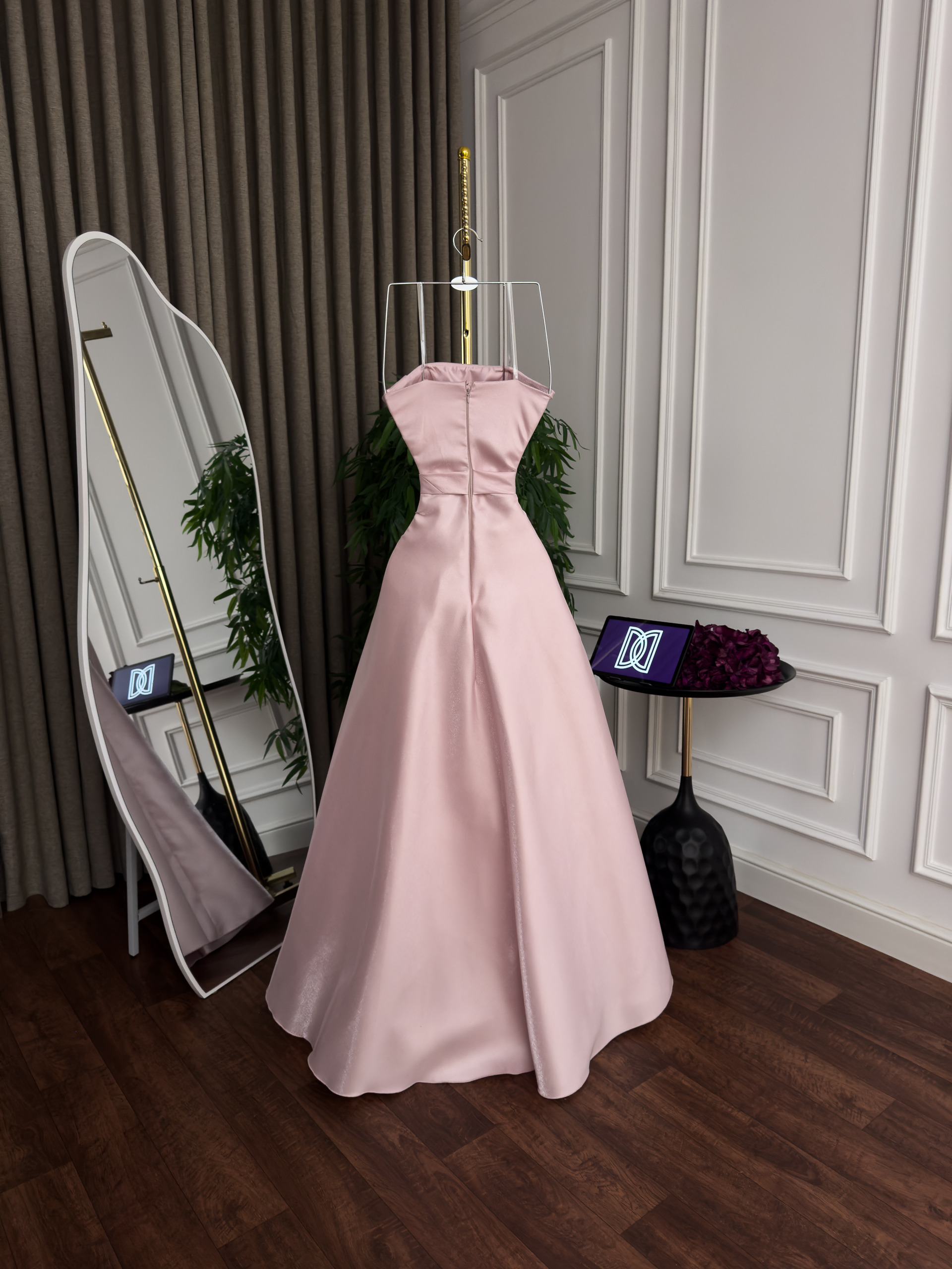 فستان سهرة وردي بقصة سترابلس مع فيونكة أنيقة - الصورة 2