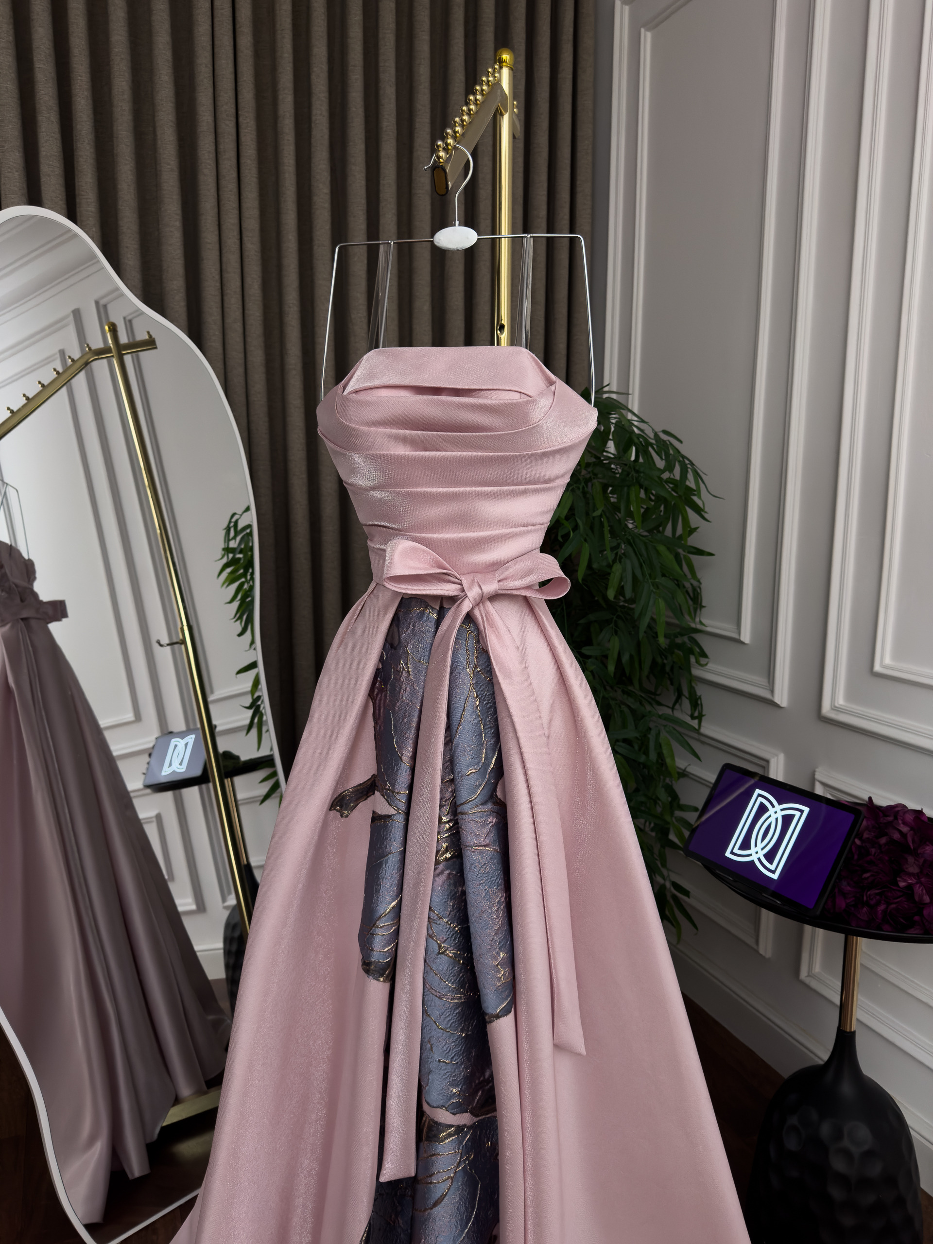 فستان سهرة وردي بقصة سترابلس مع فيونكة أنيقة - الصورة 3