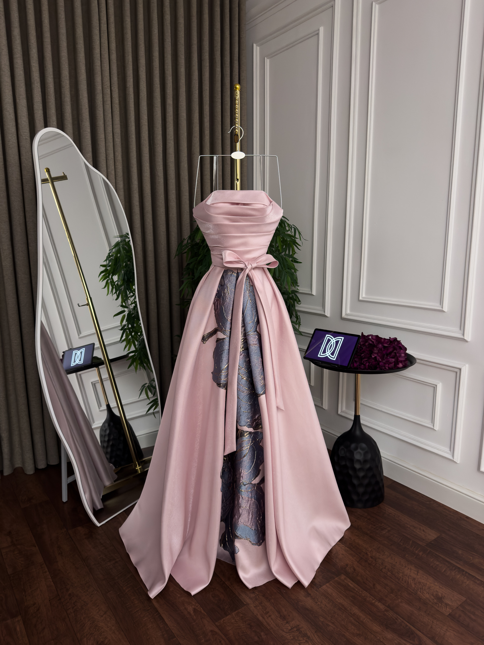 فستان سهرة وردي بقصة سترابلس مع فيونكة أنيقة - الصورة 4