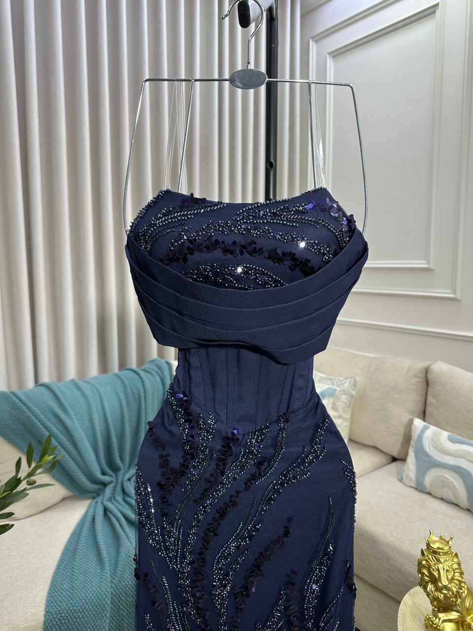 فستان سهرة كحلي مطرز بالترتر تصميم أنيق بقصة كورسيه للمناسبات الراقية - الصورة 5