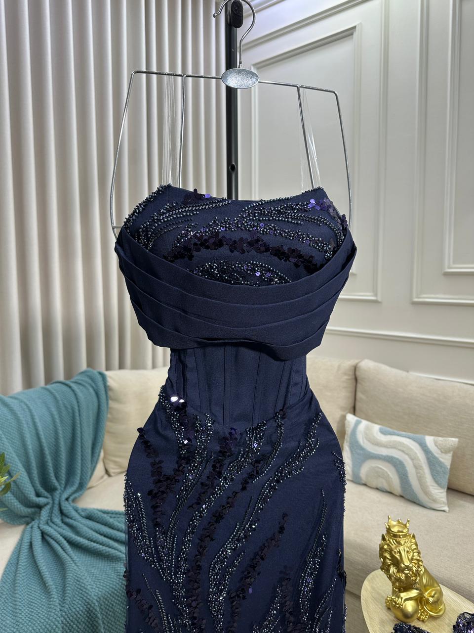 فستان سهرة كحلي مطرز بالترتر تصميم أنيق بقصة كورسيه للمناسبات الراقية - الصورة 3