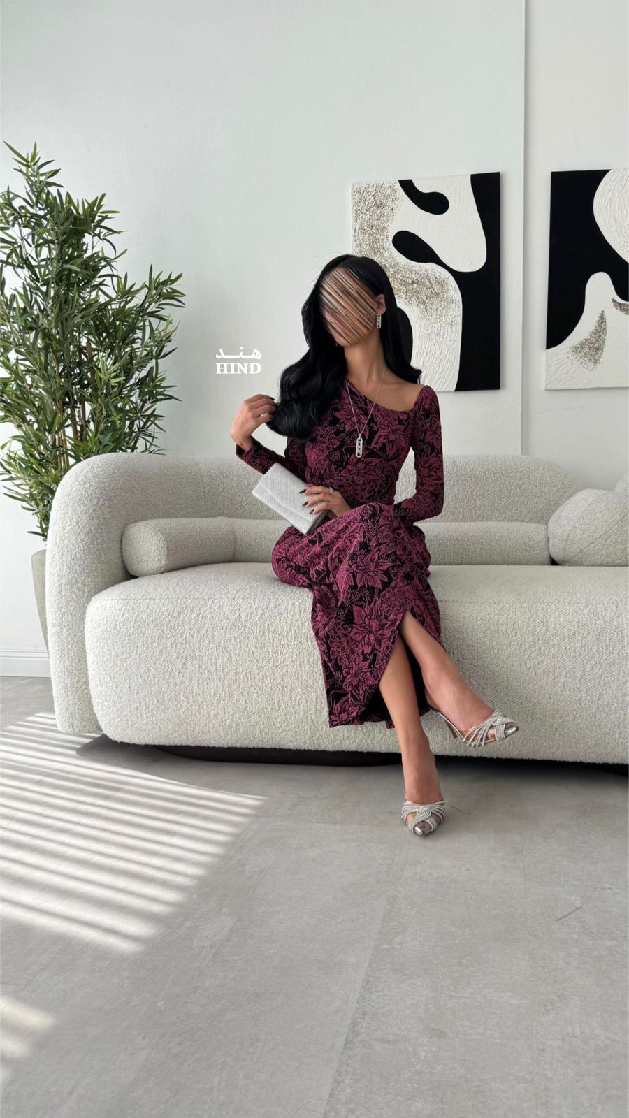 فستان سهرة عنابي بنقشة سوداء تصميم أنيق بقصة انسيابية للمناسبات الراقية - الصورة 2