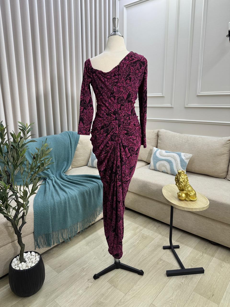 فستان سهرة عنابي بنقشة سوداء تصميم أنيق بقصة انسيابية للمناسبات الراقية - الصورة 3