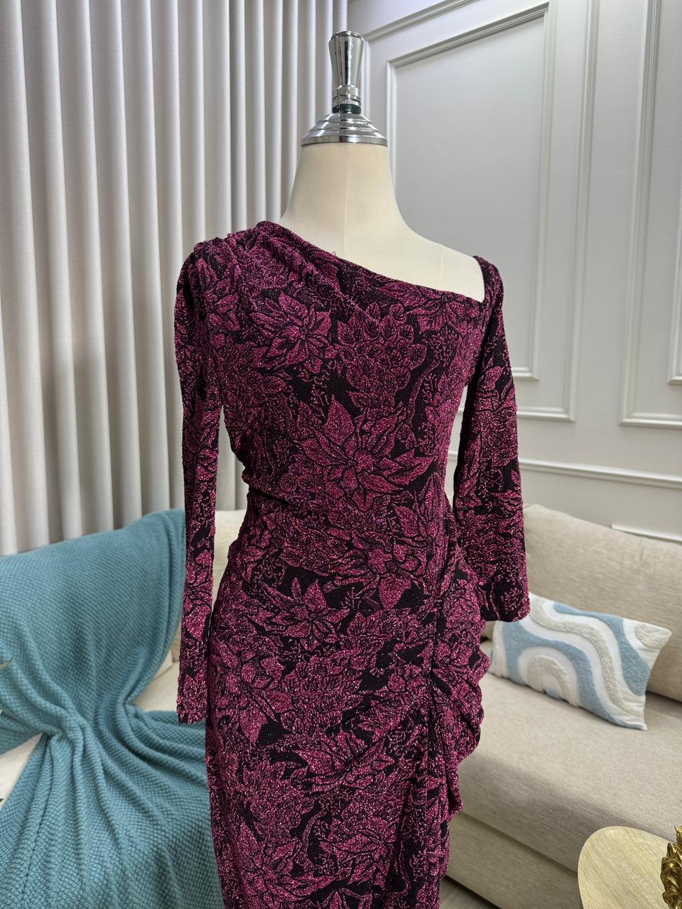 فستان سهرة عنابي بنقشة سوداء تصميم أنيق بقصة انسيابية للمناسبات الراقية - الصورة 6