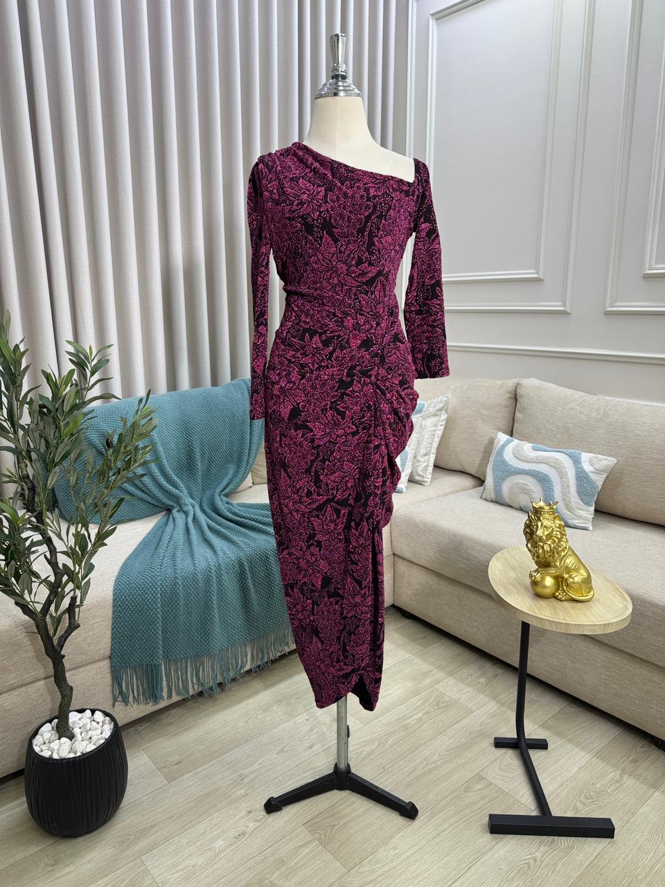 فستان سهرة عنابي بنقشة سوداء تصميم أنيق بقصة انسيابية للمناسبات الراقية - الصورة 4