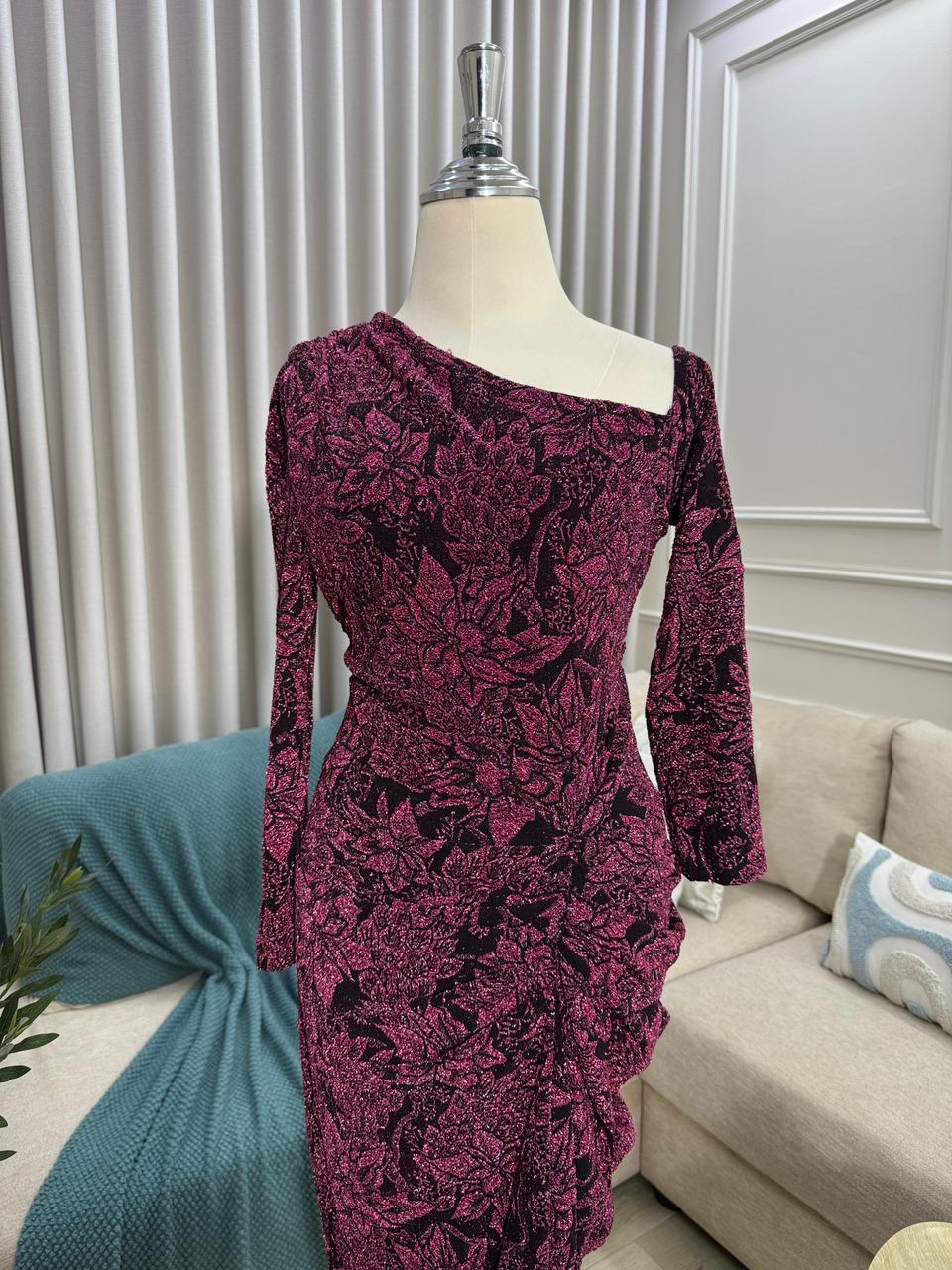 فستان سهرة عنابي بنقشة سوداء تصميم أنيق بقصة انسيابية للمناسبات الراقية - الصورة 5