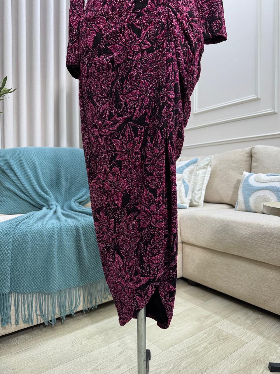 فستان سهرة عنابي بنقشة سوداء تصميم أنيق بقصة انسيابية للمناسبات الراقية - الصورة 7