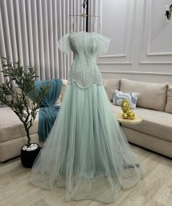 فستان سهرة أخضر نعناعي بتطريز لؤلؤ وتول ناعم تصميم فاخر بإطلالة أنثوية راقية