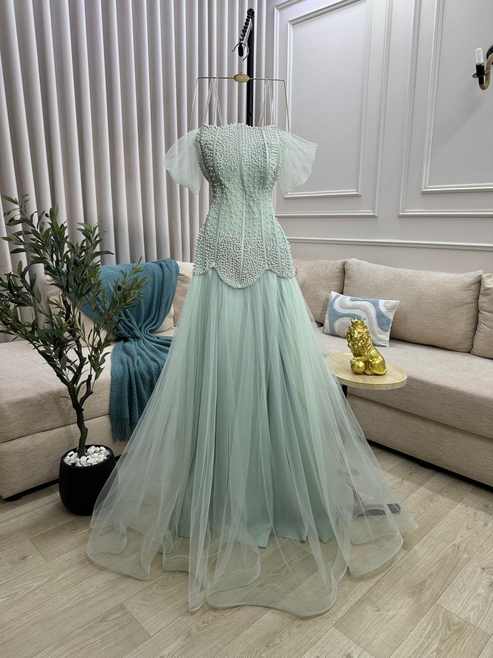 فستان سهرة أخضر نعناعي بتطريز لؤلؤ وتول ناعم تصميم فاخر بإطلالة أنثوية راقية