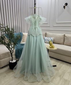 Alternative view of فستان سهرة أخضر نعناعي بتطريز لؤلؤ وتول ناعم تصميم فاخر بإطلالة أنثوية راقية