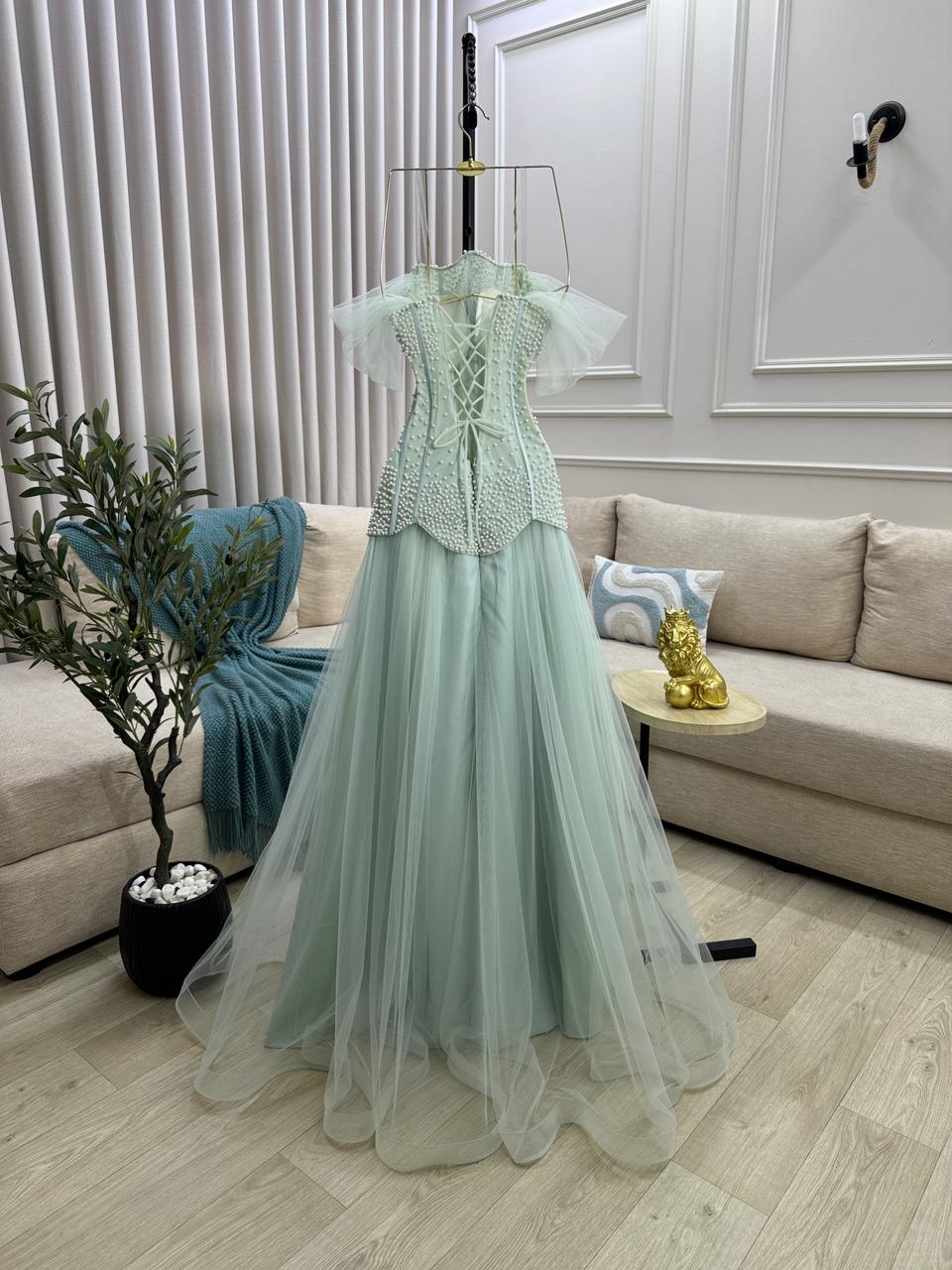 فستان سهرة أخضر نعناعي بتطريز لؤلؤ وتول ناعم تصميم فاخر بإطلالة أنثوية راقية - الصورة 2
