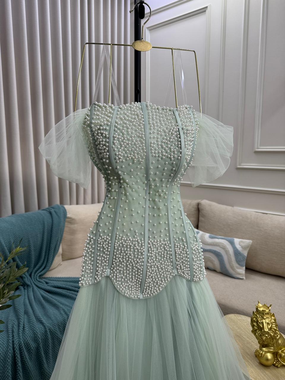 فستان سهرة أخضر نعناعي بتطريز لؤلؤ وتول ناعم تصميم فاخر بإطلالة أنثوية راقية - الصورة 4