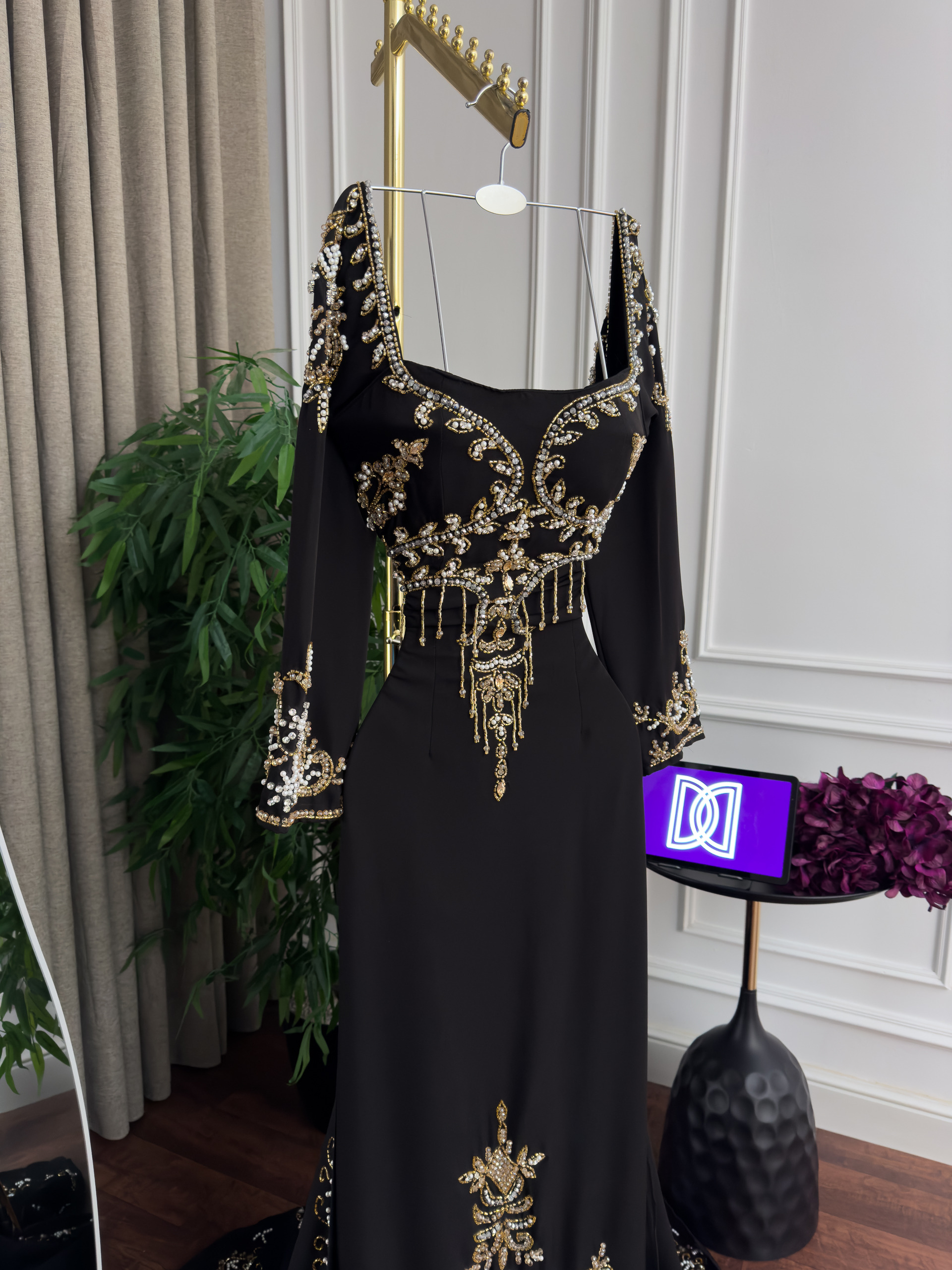فستان سهرة أسود بتطريز ذهبي فاخر تصميم ملكي أنيق بقصة راقية - الصورة 2