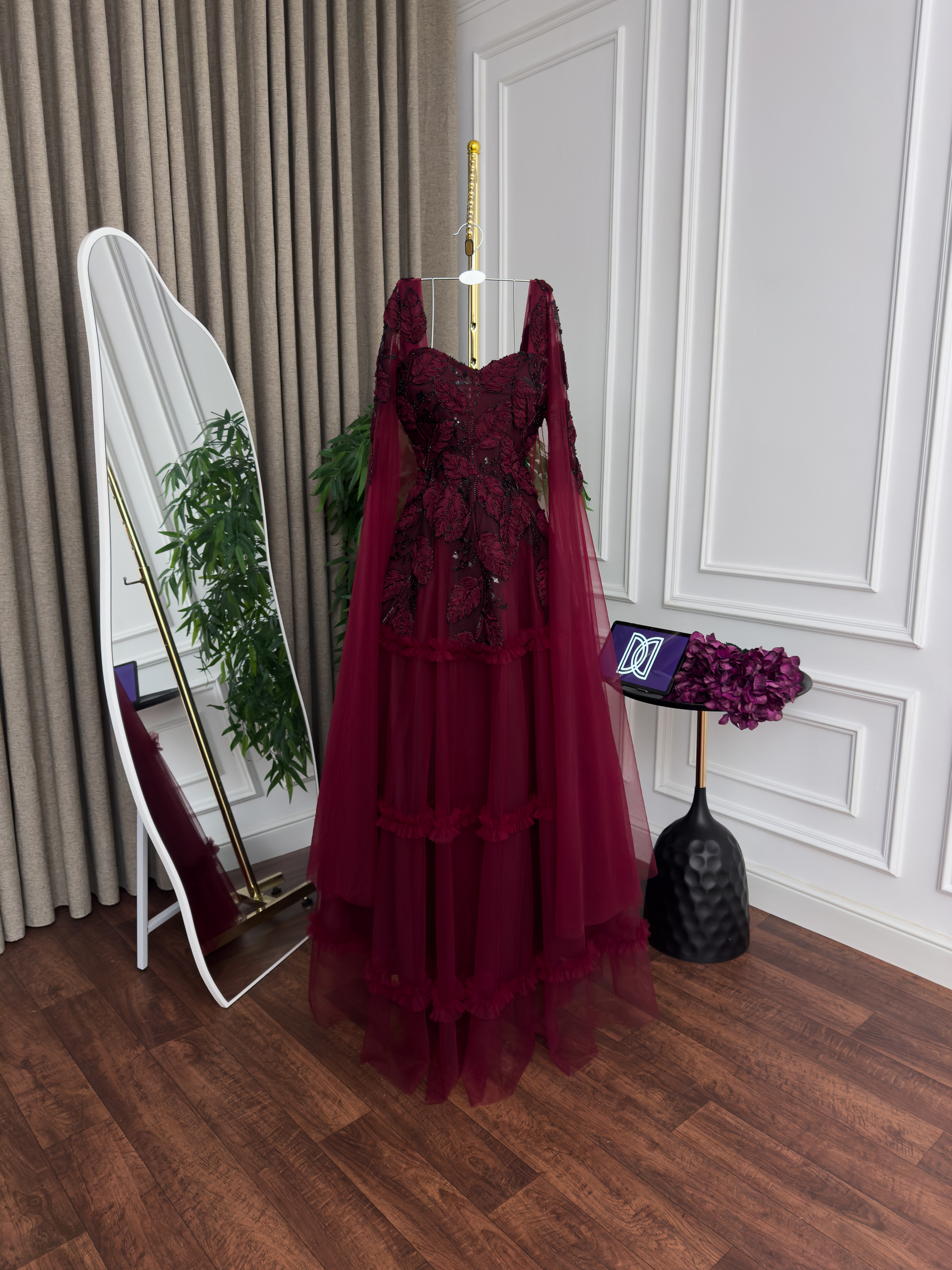 فستان سهرة عنابي بتول فاخر وتطريز أنيق تصميم ملكي بطبقات راقية - الصورة 3