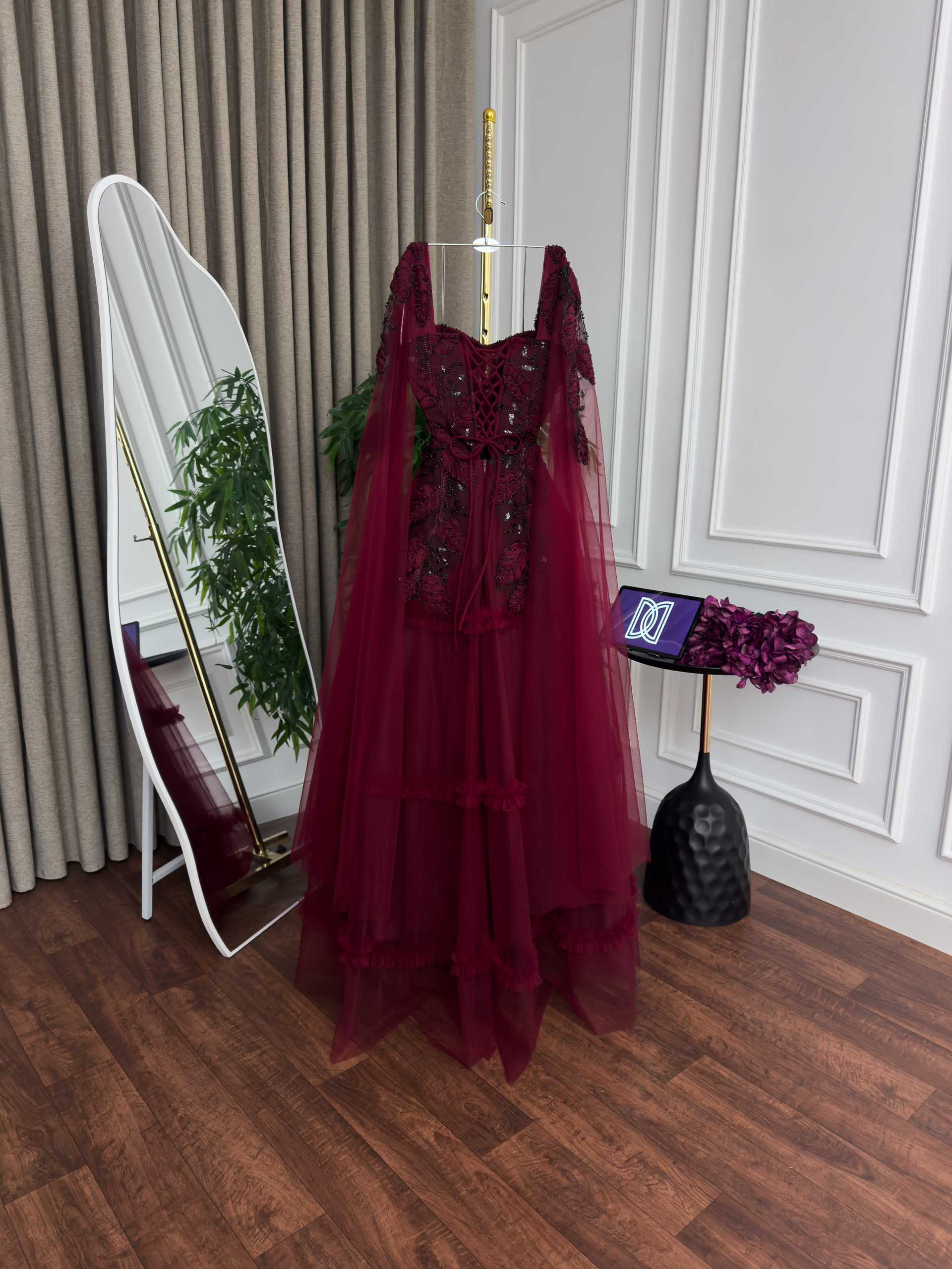 فستان سهرة عنابي بتول فاخر وتطريز أنيق تصميم ملكي بطبقات راقية - الصورة 4