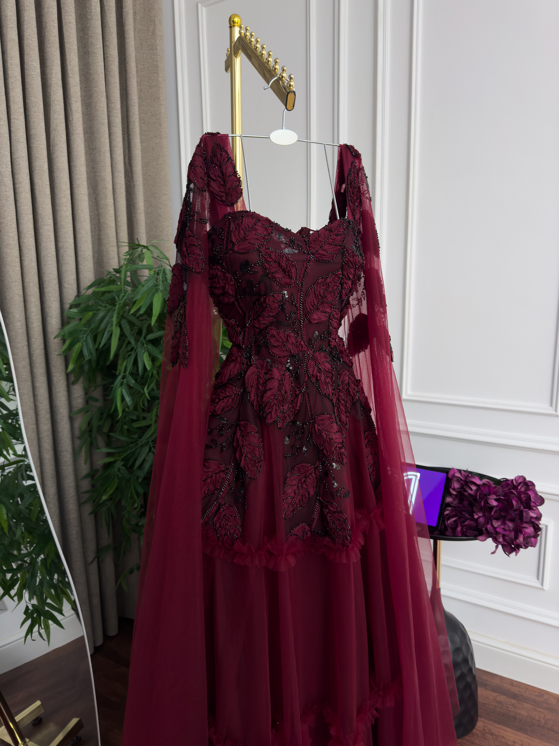 فستان سهرة عنابي بتول فاخر وتطريز أنيق تصميم ملكي بطبقات راقية - الصورة 5