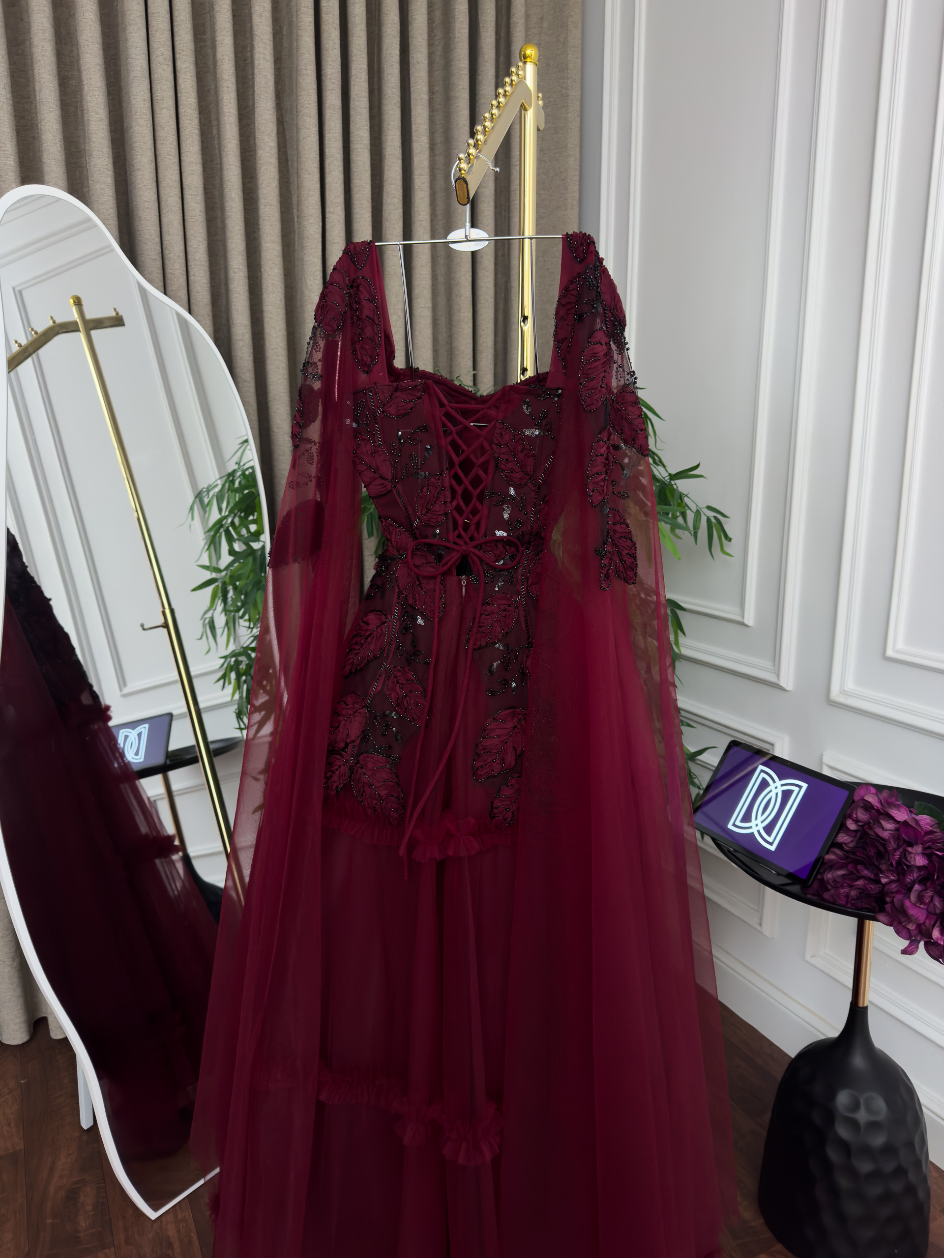 فستان سهرة عنابي بتول فاخر وتطريز أنيق تصميم ملكي بطبقات راقية - الصورة 2