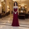 فستان سهرة عنابي فاخر بتطريز كريستال لامع وقماش دانتيل أنيق، تصميم راقٍ يبرز القوام ويمنحك إطلالة فخمة للمناسبات الخاصة.