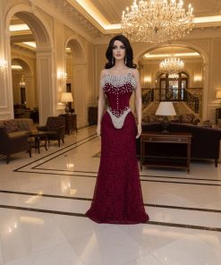 فستان سهرة عنابي فاخر بتطريز كريستال لامع وقماش دانتيل أنيق، تصميم راقٍ يبرز القوام ويمنحك إطلالة فخمة للمناسبات الخاصة.