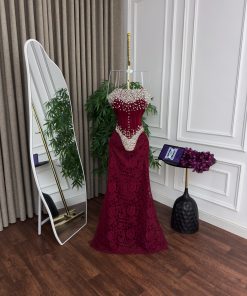 Alternative view of فستان سهرة عنابي مطرّز بالكريستال مع دانتيل فاخر تصميم أنثوي راقٍ