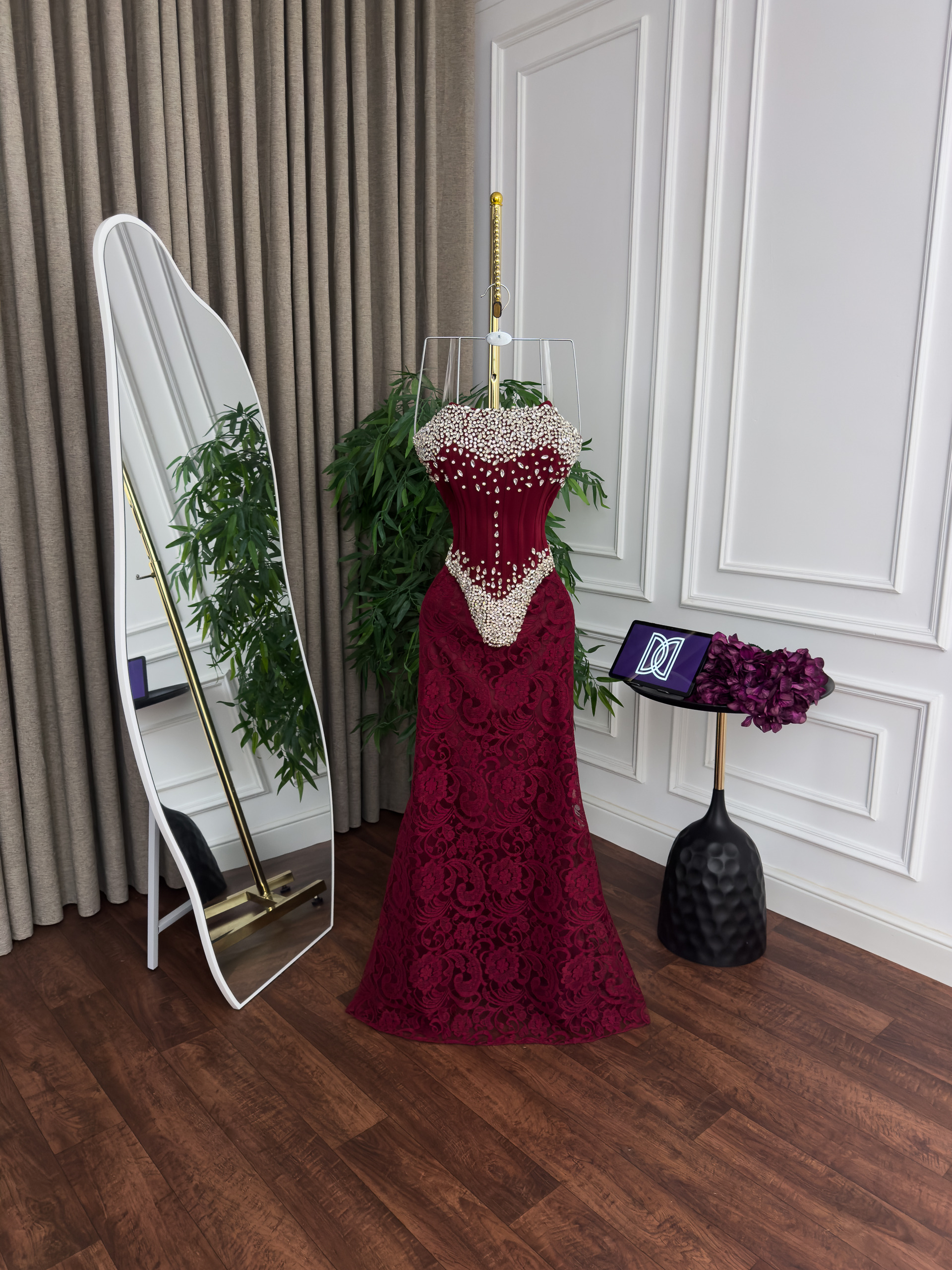 فستان سهرة عنابي مطرّز بالكريستال مع دانتيل فاخر تصميم أنثوي راقٍ - الصورة 2