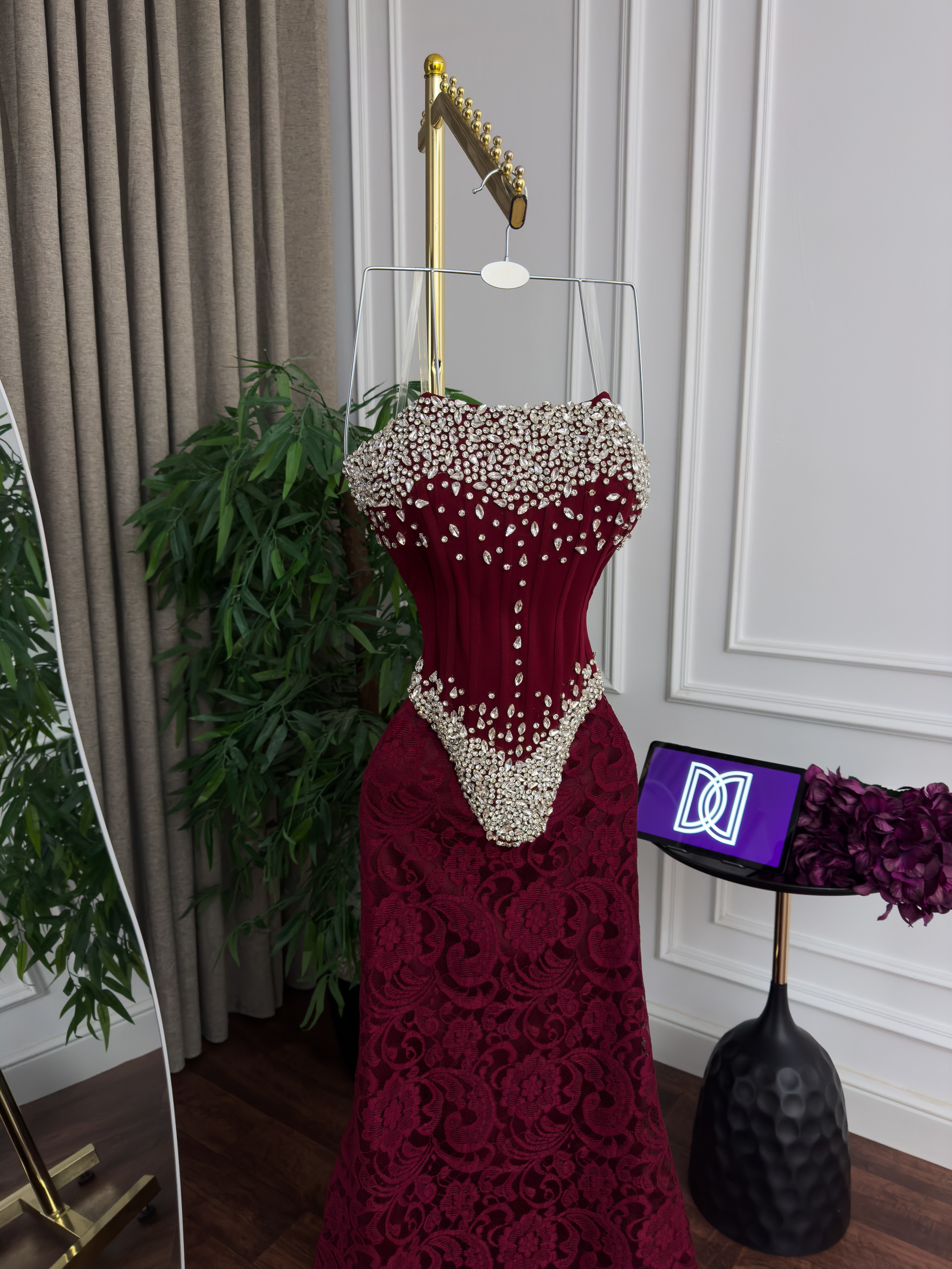 فستان سهرة عنابي مطرّز بالكريستال مع دانتيل فاخر تصميم أنثوي راقٍ - الصورة 3