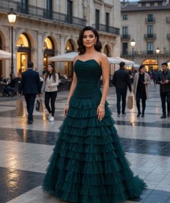 فستان سهرة فاخر بتصميم أنيق ولون أخضر بترولي عميق، يتميز بقصّة كورسيه محكمة تبرز جمال القوام وتمنح إطلالة راقية. الجزء العلوي مصنوع بتفصيلات درابية ناعمة تضيف لمسة أنثوية، مع تنورة واسعة متعددة الطبقات من التول الخفيف تمنح الفستان حركة وانسيابية جذابة. اختيار مثالي للمناسبات الرسمية والسهرات الفاخرة.