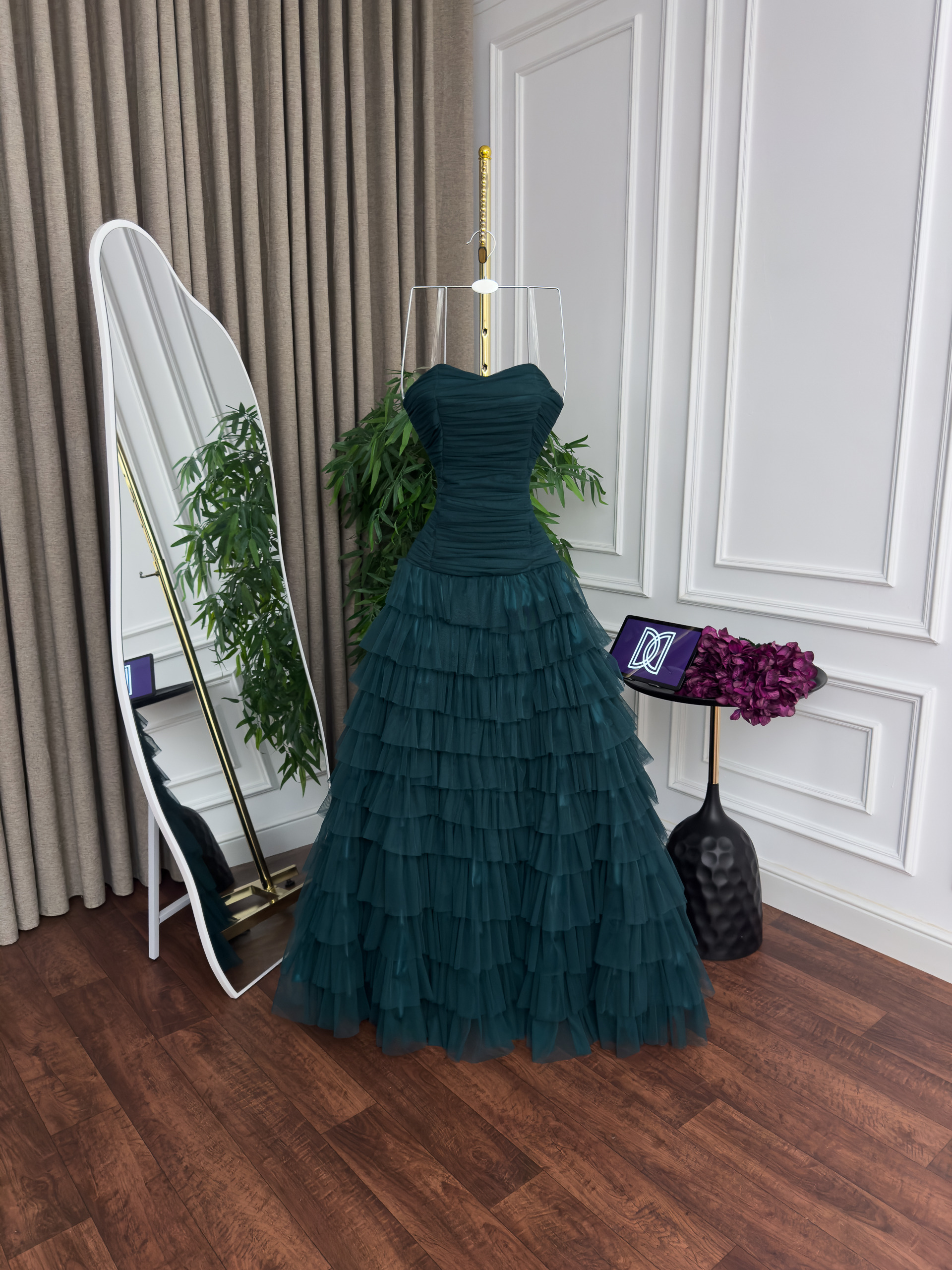 فستان سهرة فاخر بتصميم أنيق ولون أخضر بترولي عميق - الصورة 2