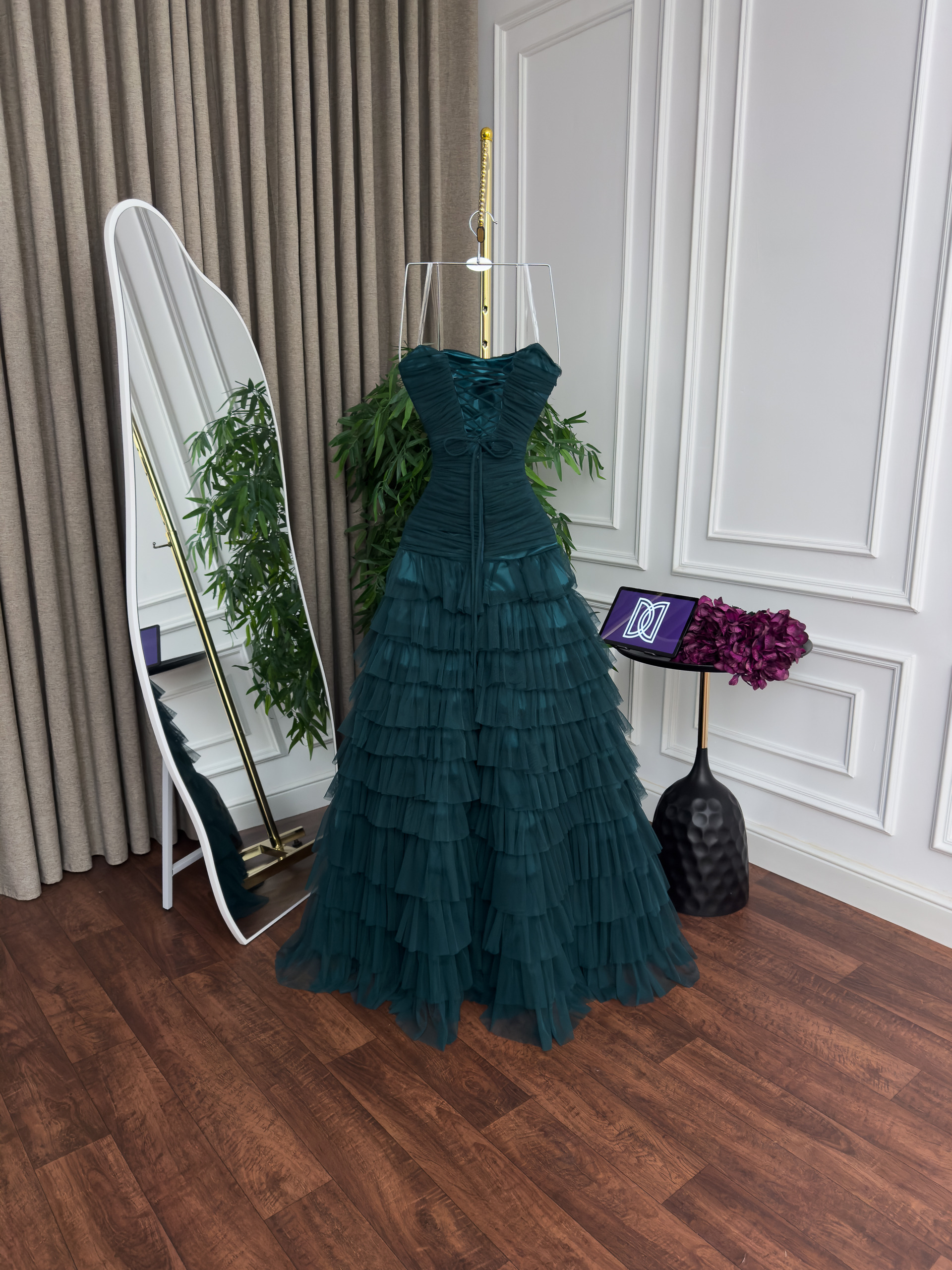 فستان سهرة فاخر بتصميم أنيق ولون أخضر بترولي عميق - الصورة 4