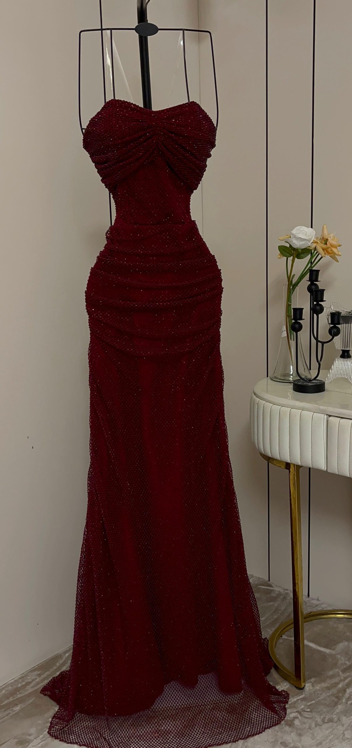 فستان سهرة عنابي مطرز بفتحة جانبية أنيقة - الصورة 4