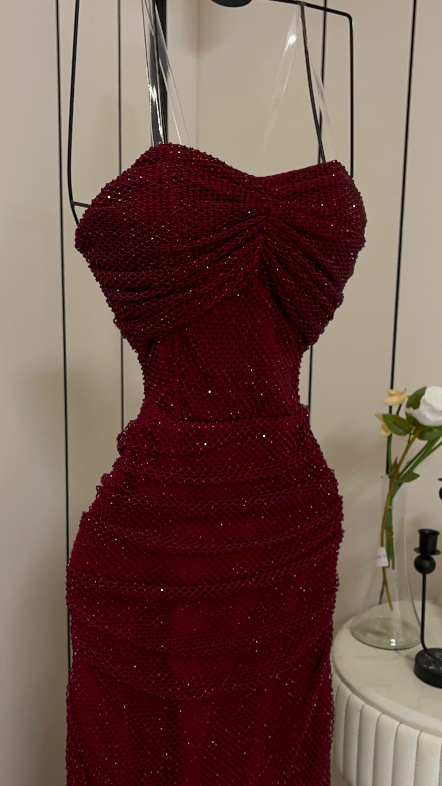 فستان سهرة عنابي مطرز بفتحة جانبية أنيقة - الصورة 2