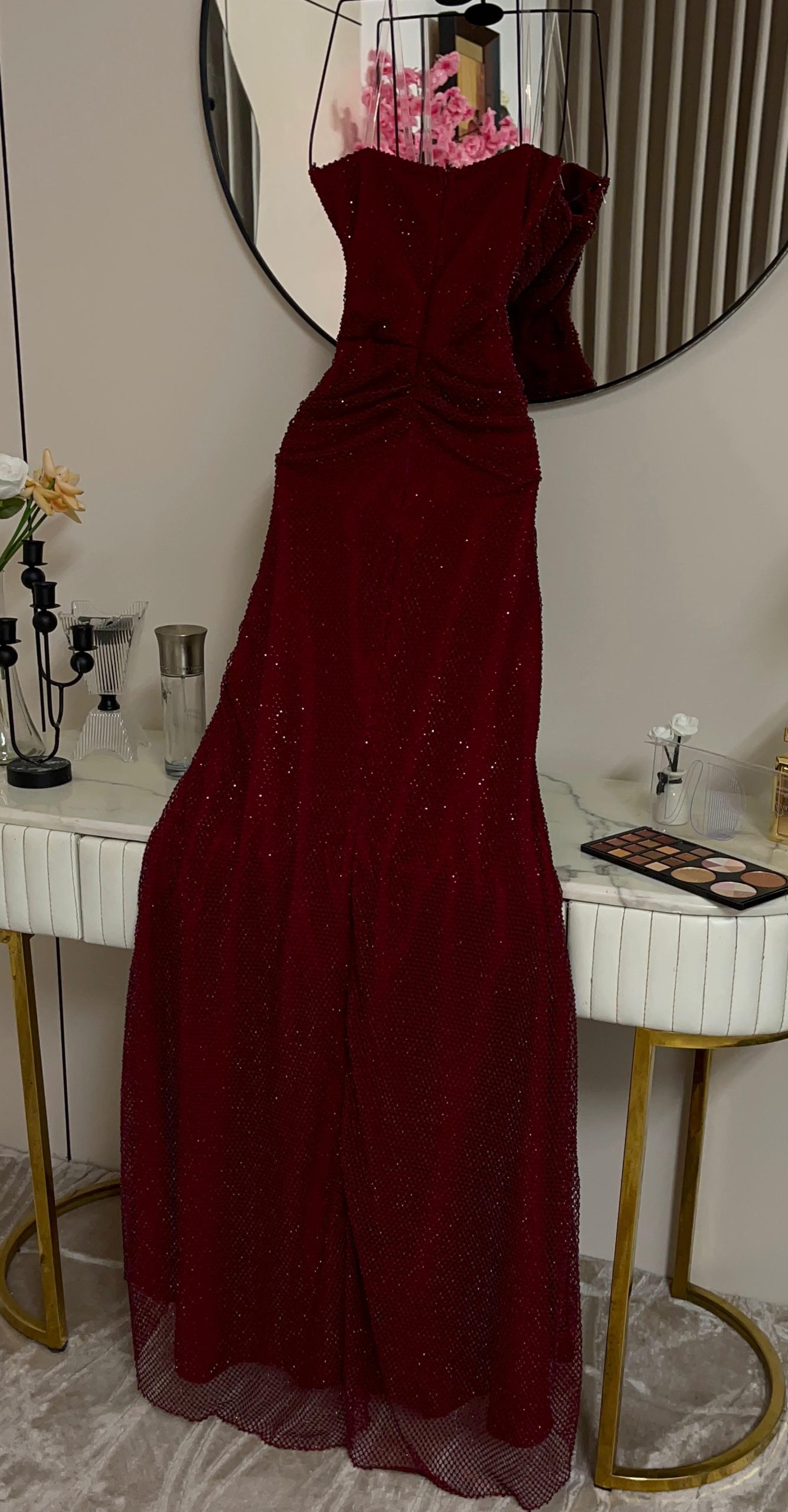 فستان سهرة عنابي مطرز بفتحة جانبية أنيقة - الصورة 3