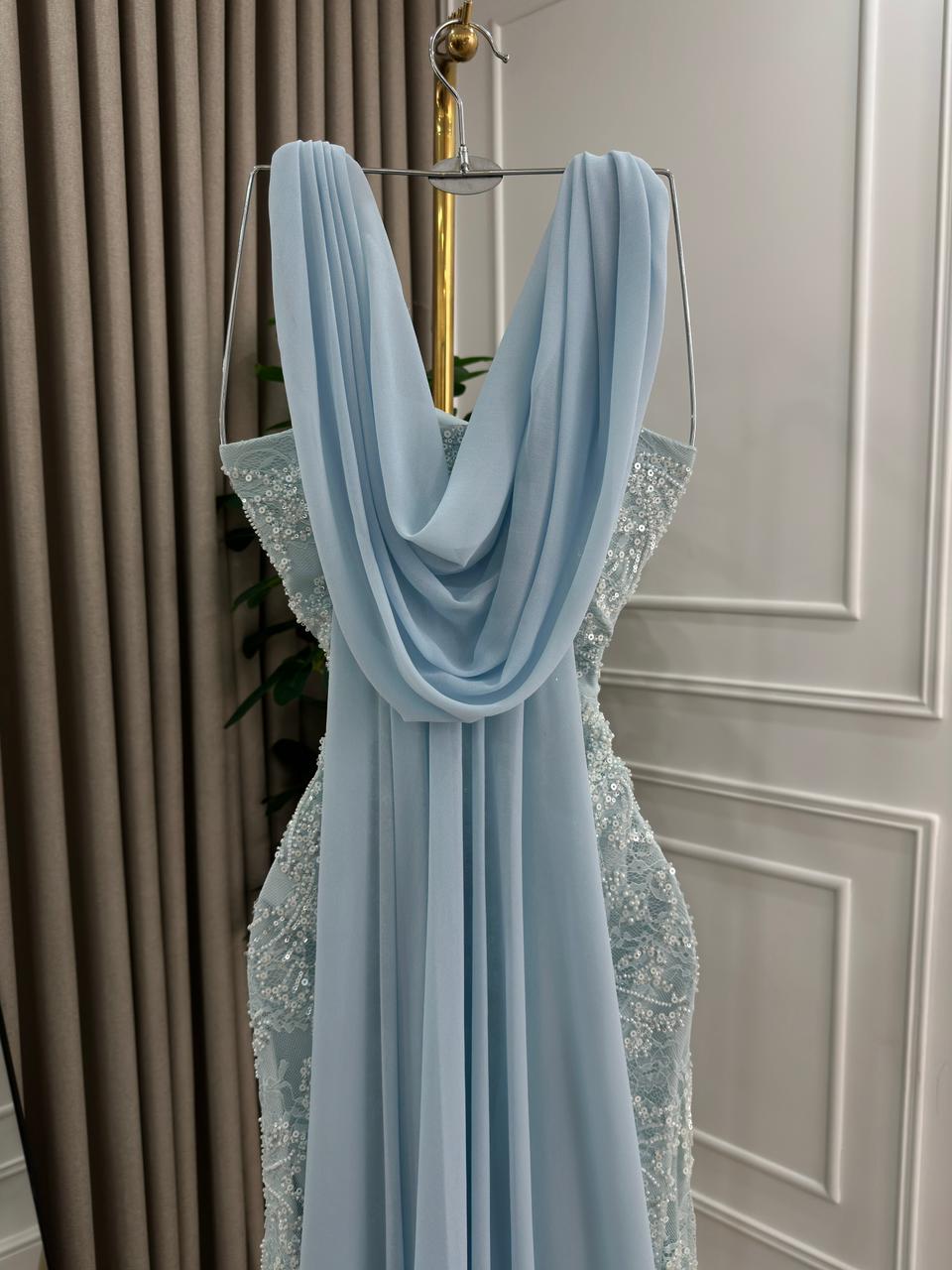 فستان سهرة سماوي مطرز بقصة أنثوية ناعمة - الصورة 5