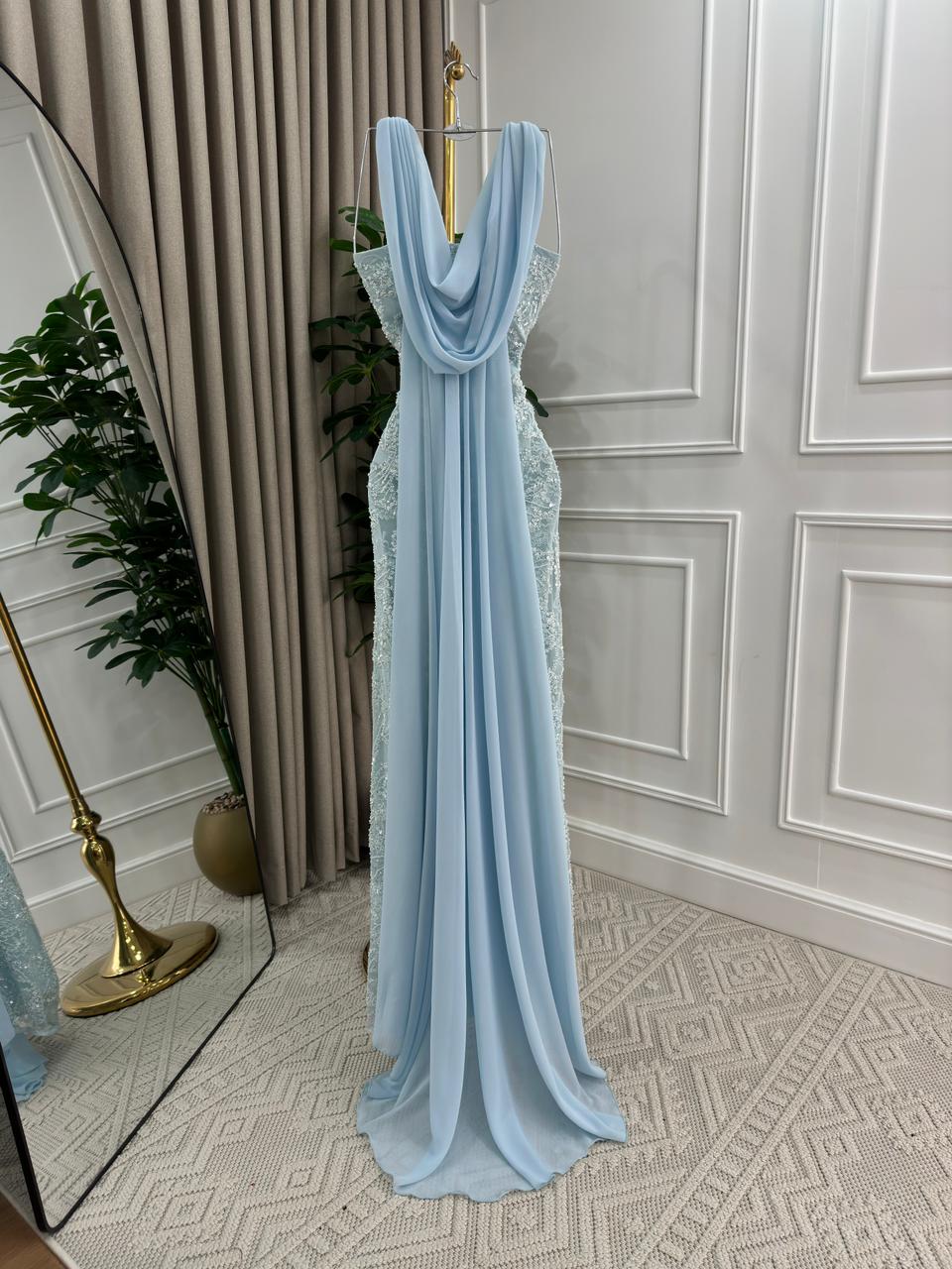 فستان سهرة سماوي مطرز بقصة أنثوية ناعمة - الصورة 4