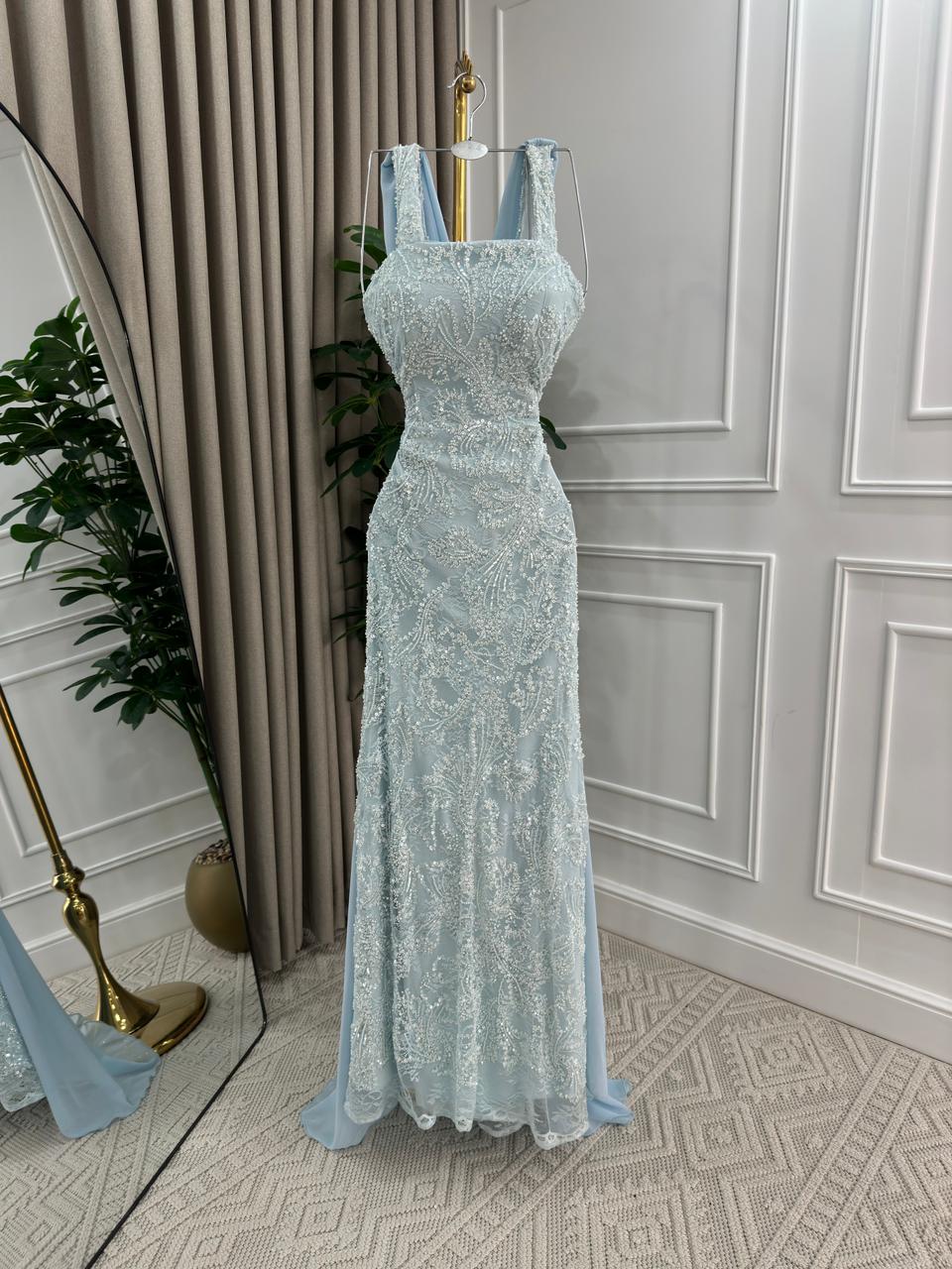 فستان سهرة سماوي مطرز بقصة أنثوية ناعمة - الصورة 3