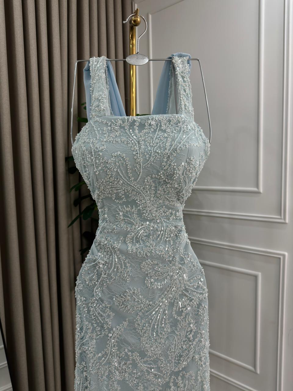 فستان سهرة سماوي مطرز بقصة أنثوية ناعمة - الصورة 2