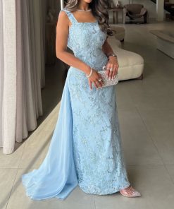 فستان سهرة سماوي فاخر بتطريز ناعم وقصة أنيقة تبرز القوام. تصميم راقٍ للمناسبات الخاصة من متجر روزيتا السعودية.