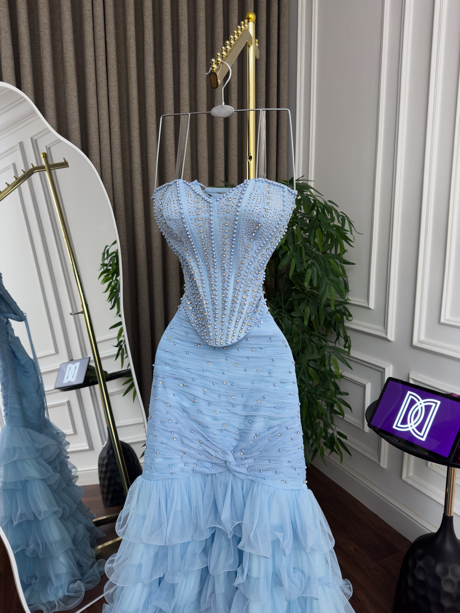 فستان سهرة سماوي منفوش بتطريز فاخر وقصة ميرميد أنيقة - الصورة 3