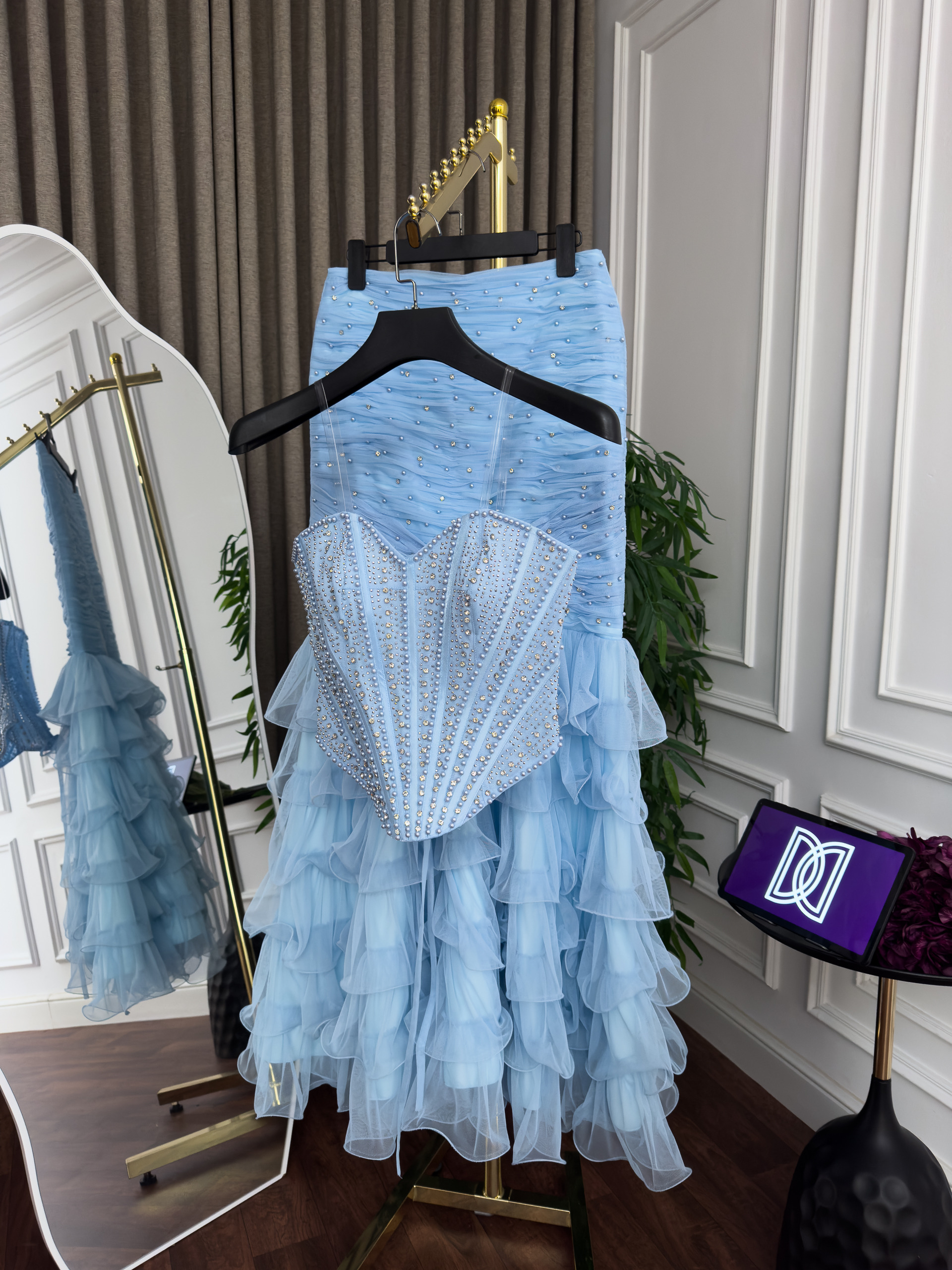 فستان سهرة سماوي منفوش بتطريز فاخر وقصة ميرميد أنيقة - الصورة 2