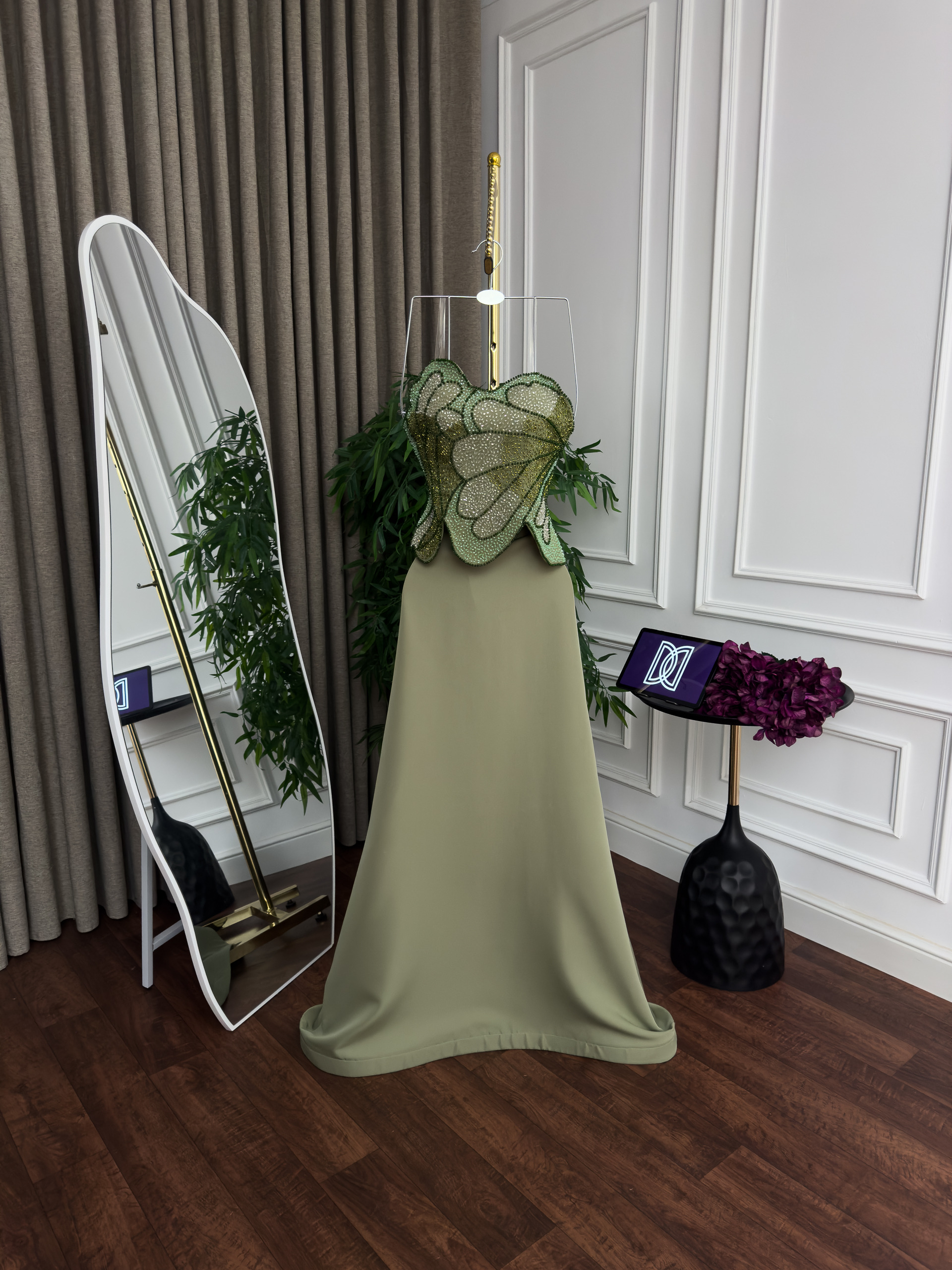 فستان سهرة أخضر زيتي بتصميم كورسيه فاخر مطرز - الصورة 4