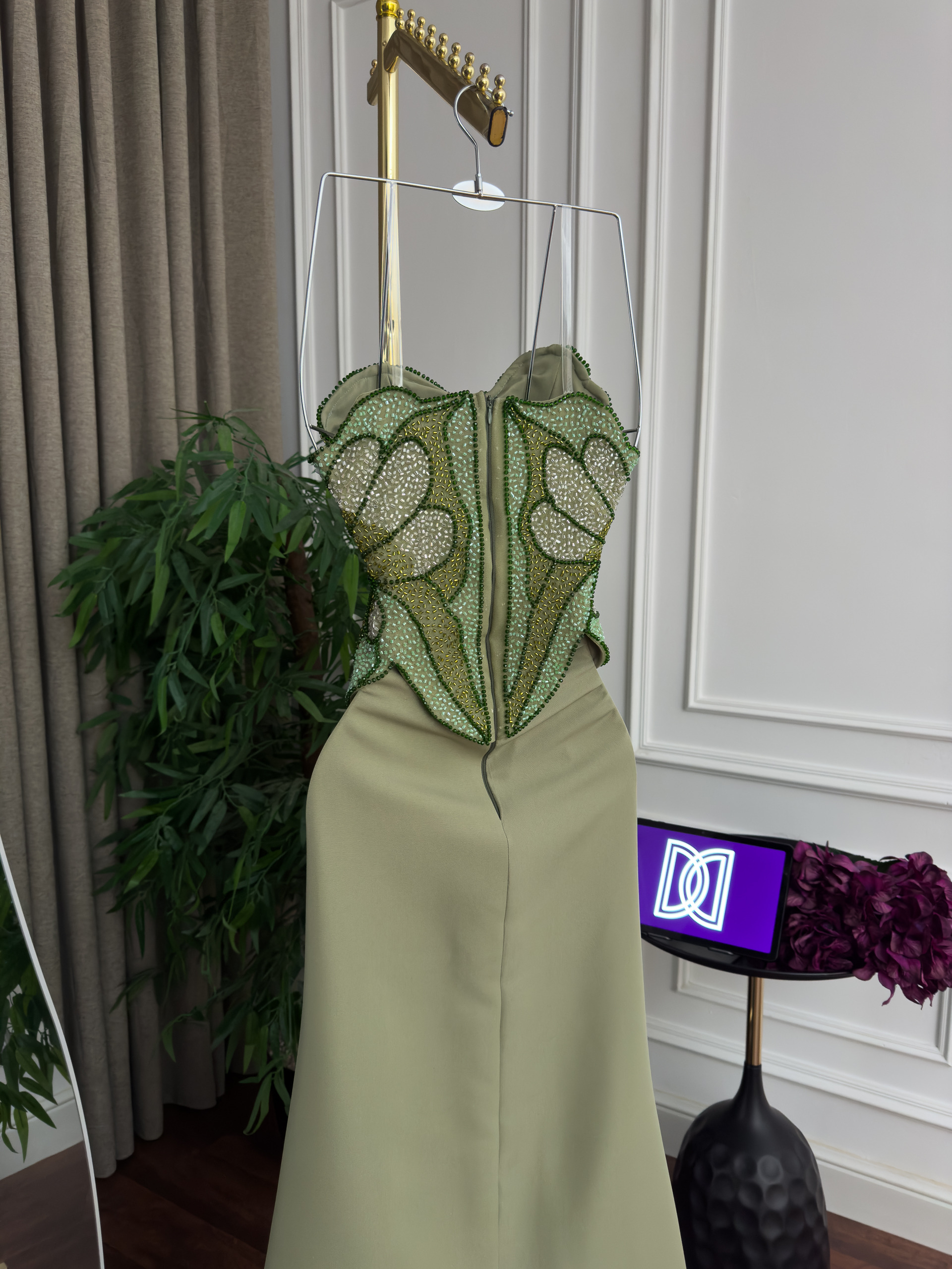 فستان سهرة أخضر زيتي بتصميم كورسيه فاخر مطرز - الصورة 3