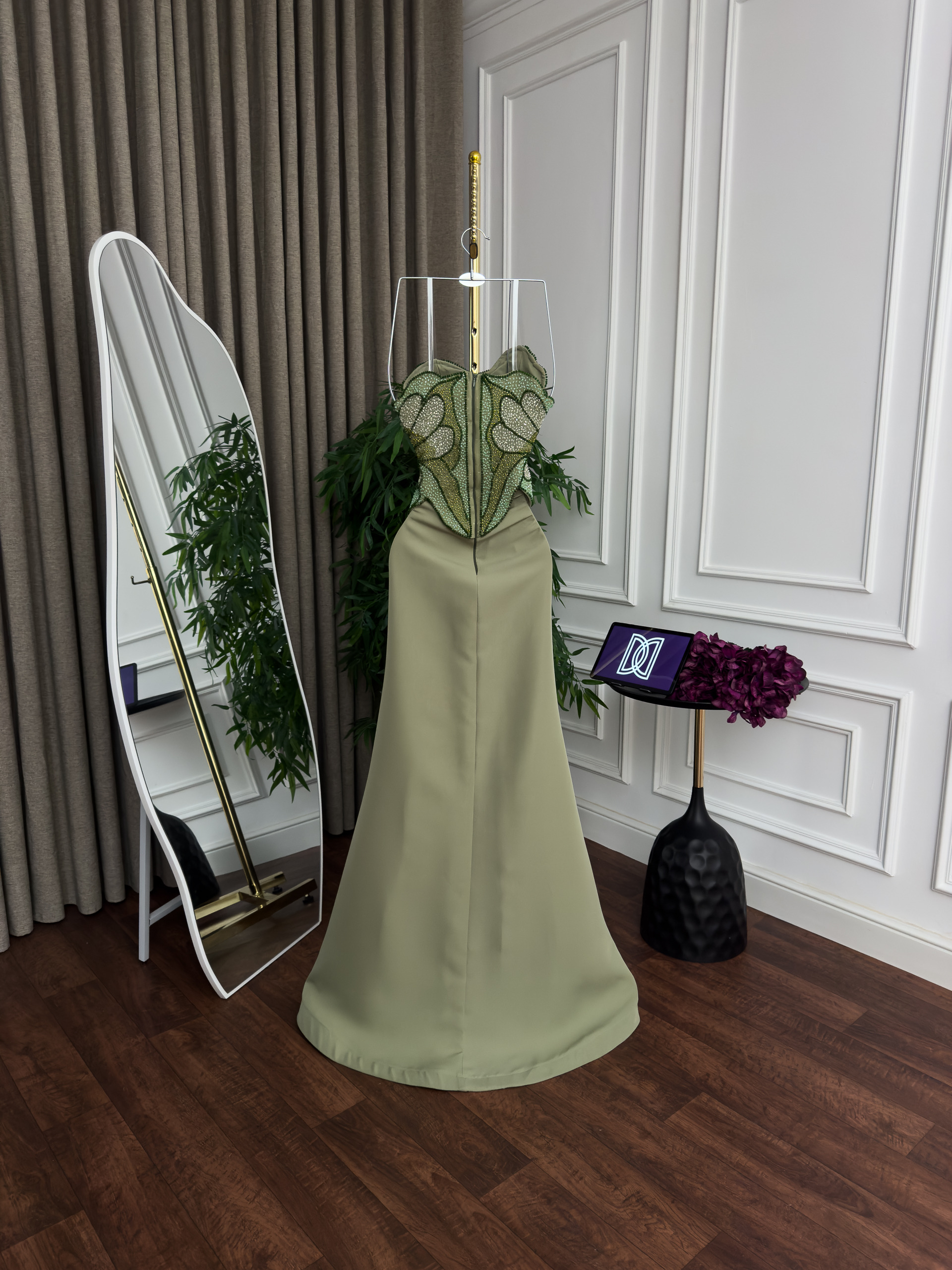 فستان سهرة أخضر زيتي بتصميم كورسيه فاخر مطرز - الصورة 5