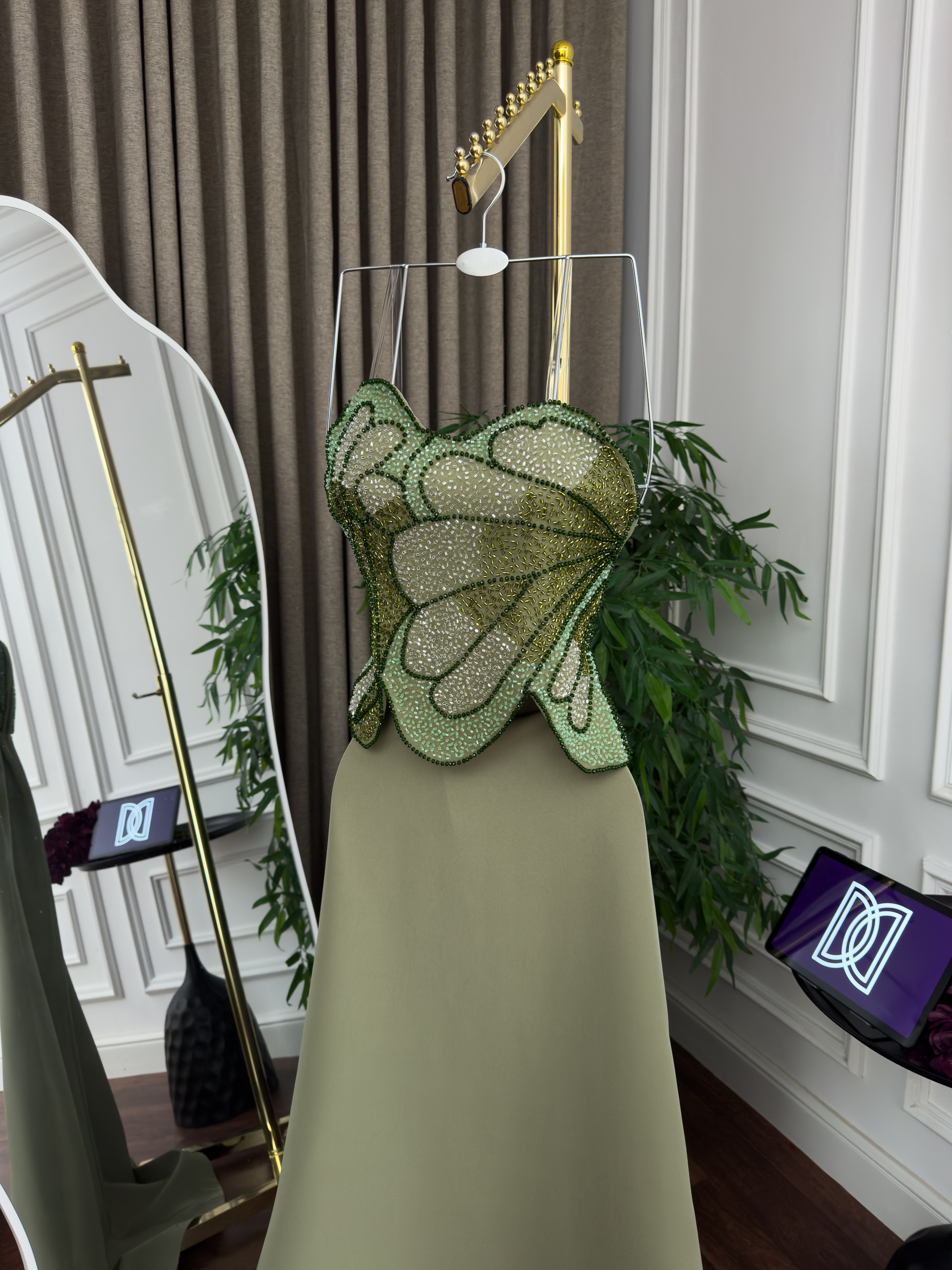 فستان سهرة أخضر زيتي بتصميم كورسيه فاخر مطرز - الصورة 2