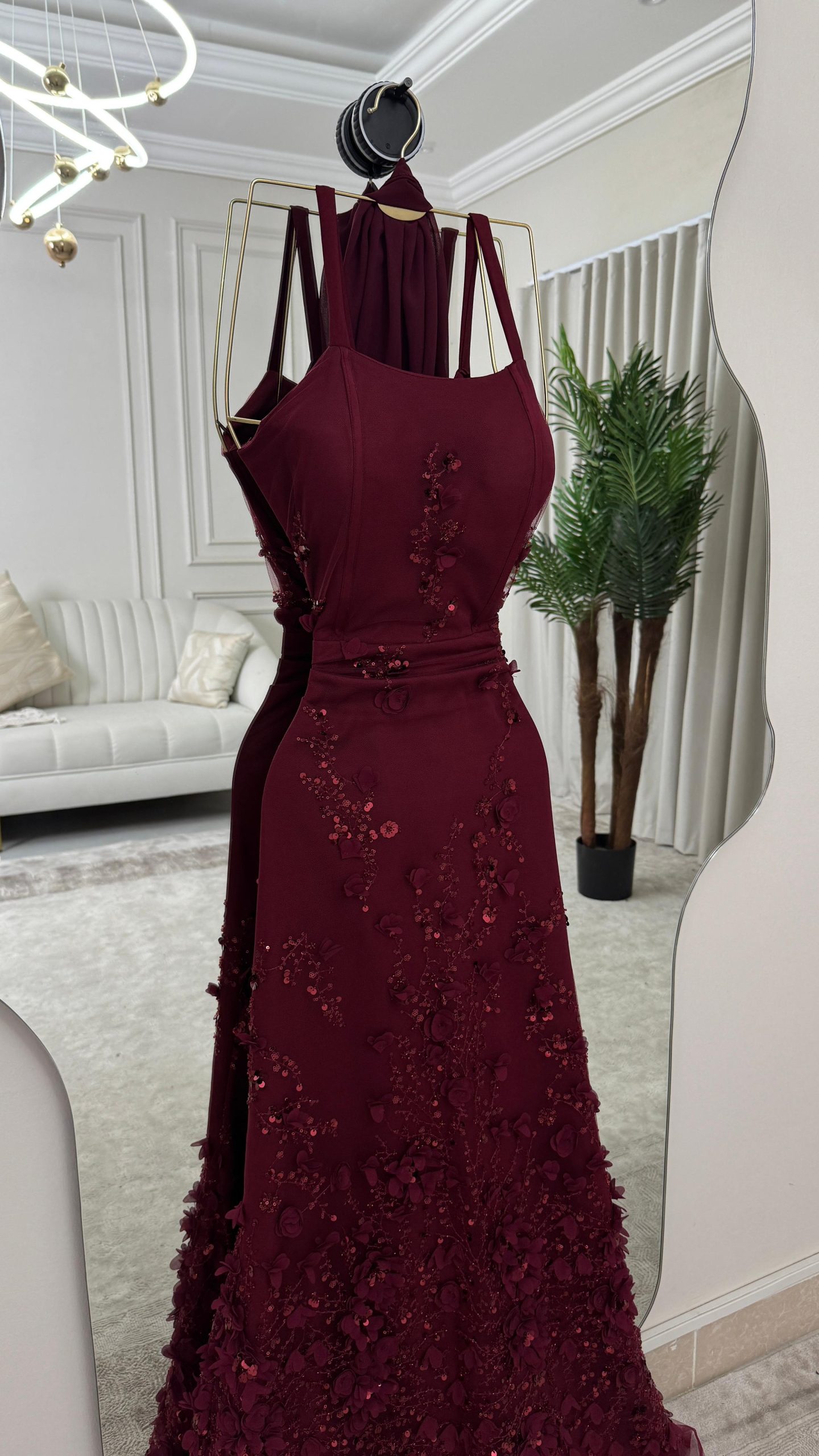 فستان سهرة عنّابي مطرز بتفاصيل ثلاثية الأبعاد قصة أنيقة وانسيابية - الصورة 5