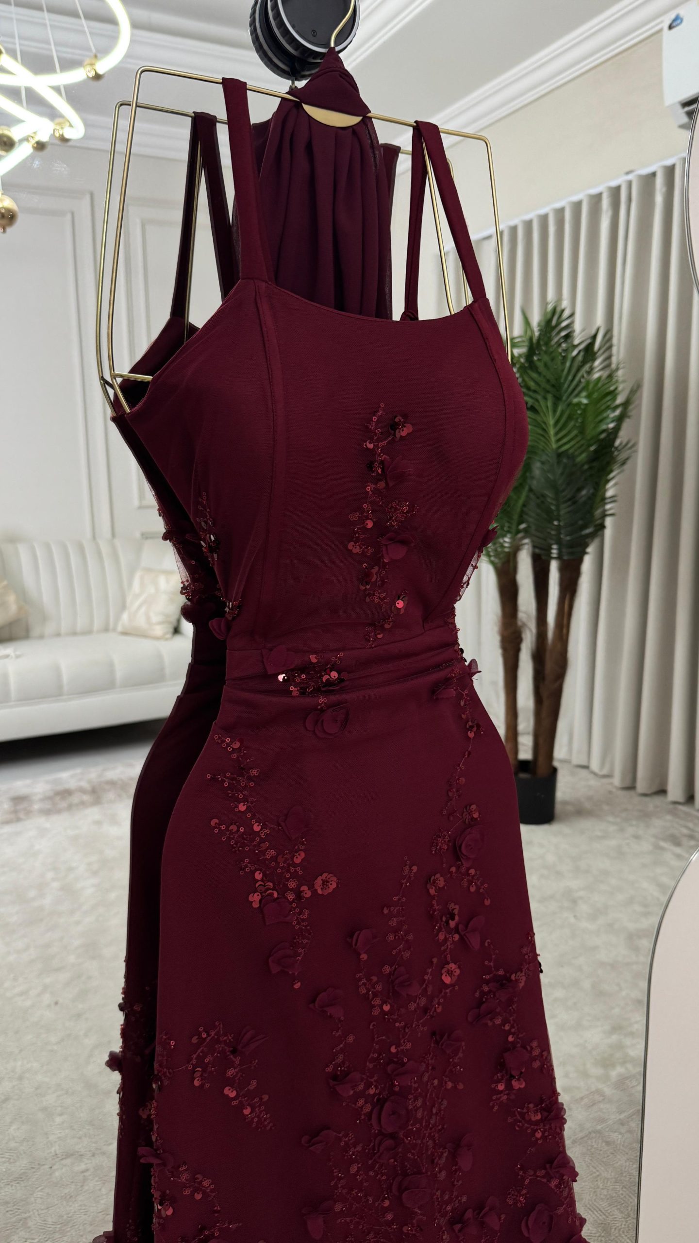 فستان سهرة عنّابي مطرز بتفاصيل ثلاثية الأبعاد قصة أنيقة وانسيابية - الصورة 4