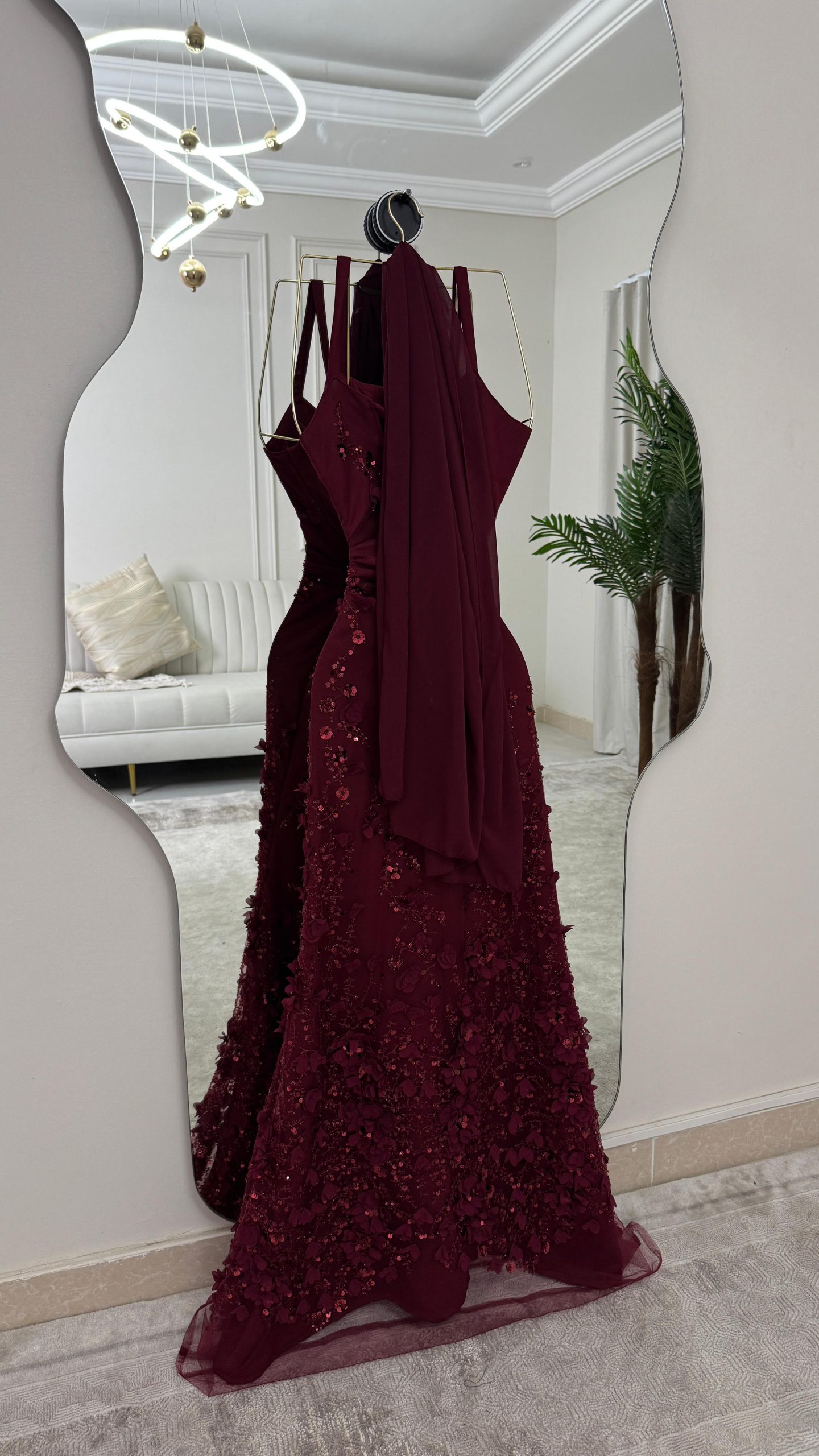 فستان سهرة عنّابي مطرز بتفاصيل ثلاثية الأبعاد قصة أنيقة وانسيابية - الصورة 3