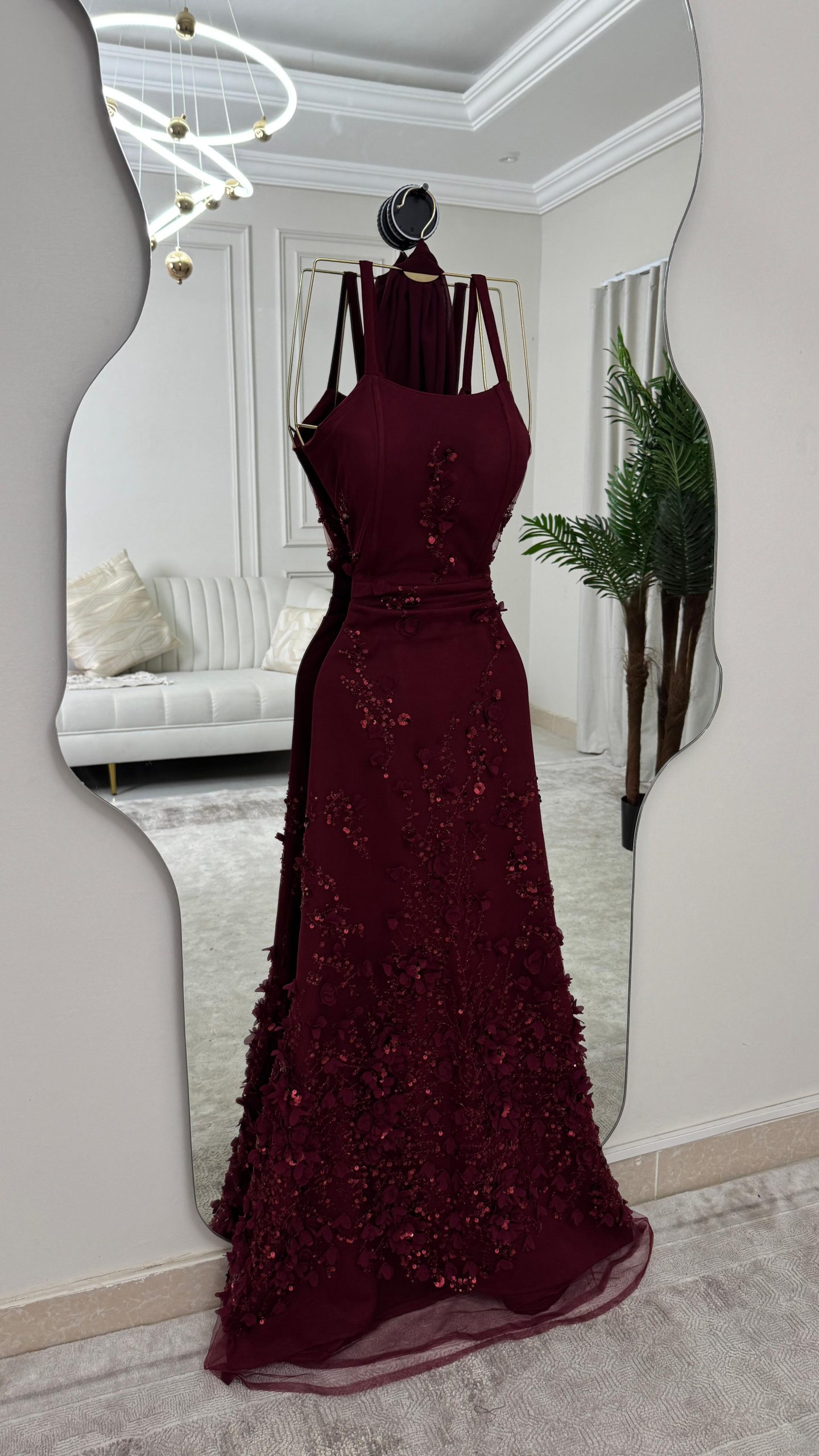 فستان سهرة عنّابي مطرز بتفاصيل ثلاثية الأبعاد قصة أنيقة وانسيابية - الصورة 6